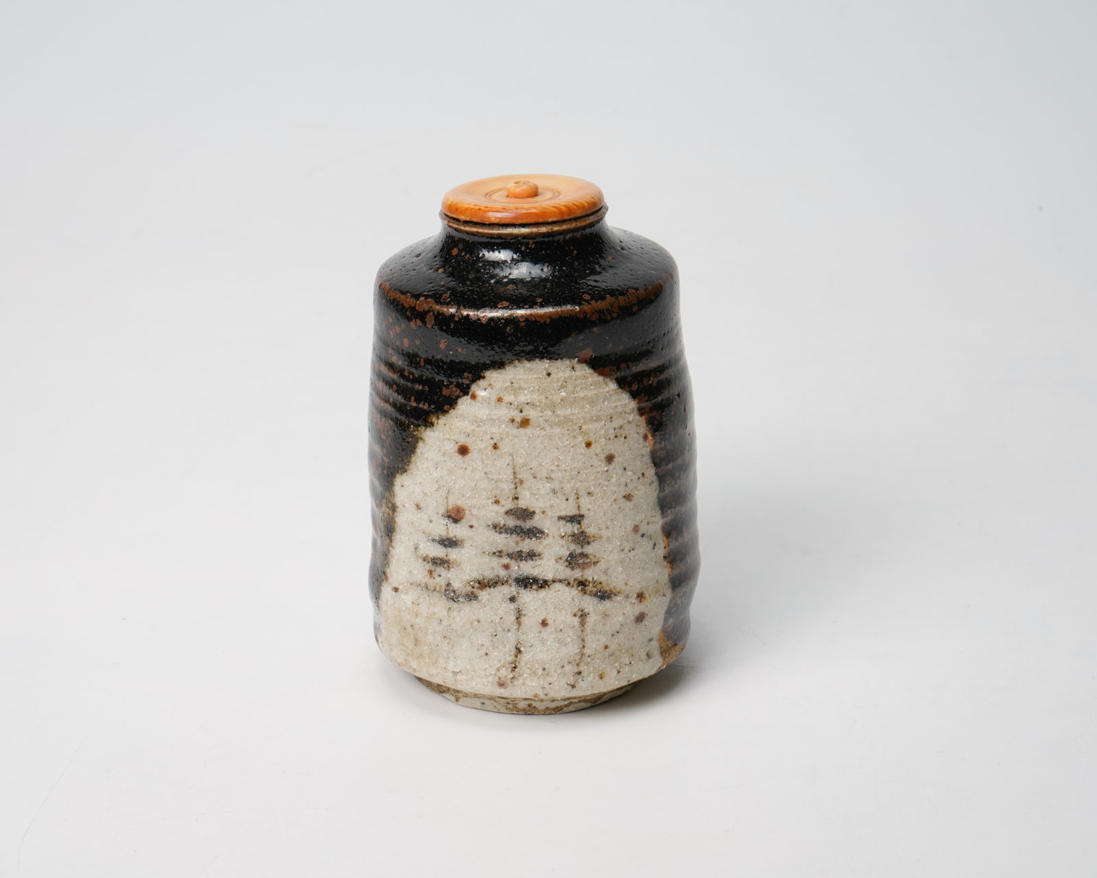 Kato Shuntai 加藤春岱, Black oribe tea caddy 黒織部茶入, cia Late Edo - Meiji