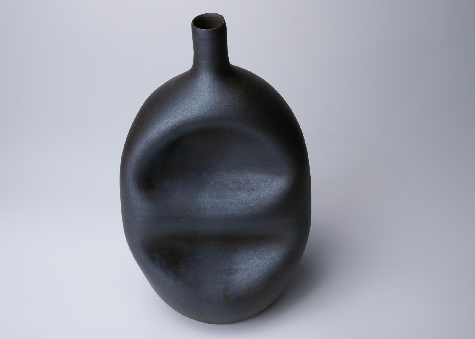 Yagi Kazuo 八木一夫, Black flower vase 黒陶黒い壺花器