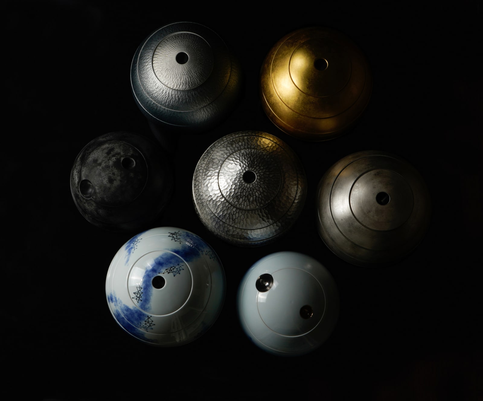 Terauchi Shinji 寺内信二, Five-tiered moon shaped box with silver leaf 飛び鉋銀箔グラデーション 珠型五段重, 2024