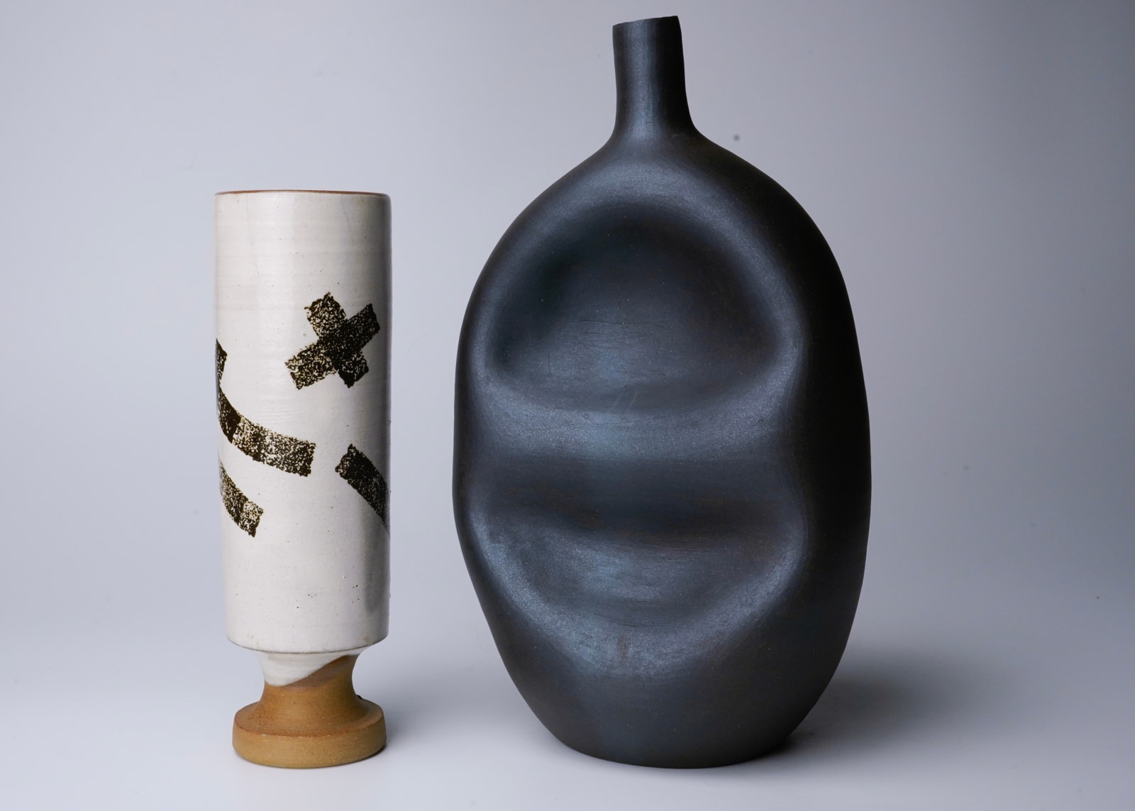 Yagi Kazuo 八木一夫, Black flower vase 黒陶黒い壺花器