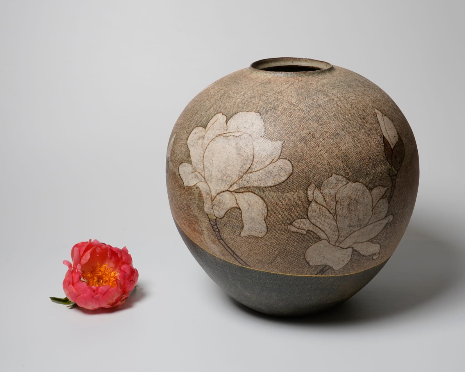 ITO Motohiko 伊藤東彦, Magnolia Flower Vessel with Nunome Technique 布目白木蓮文花瓶