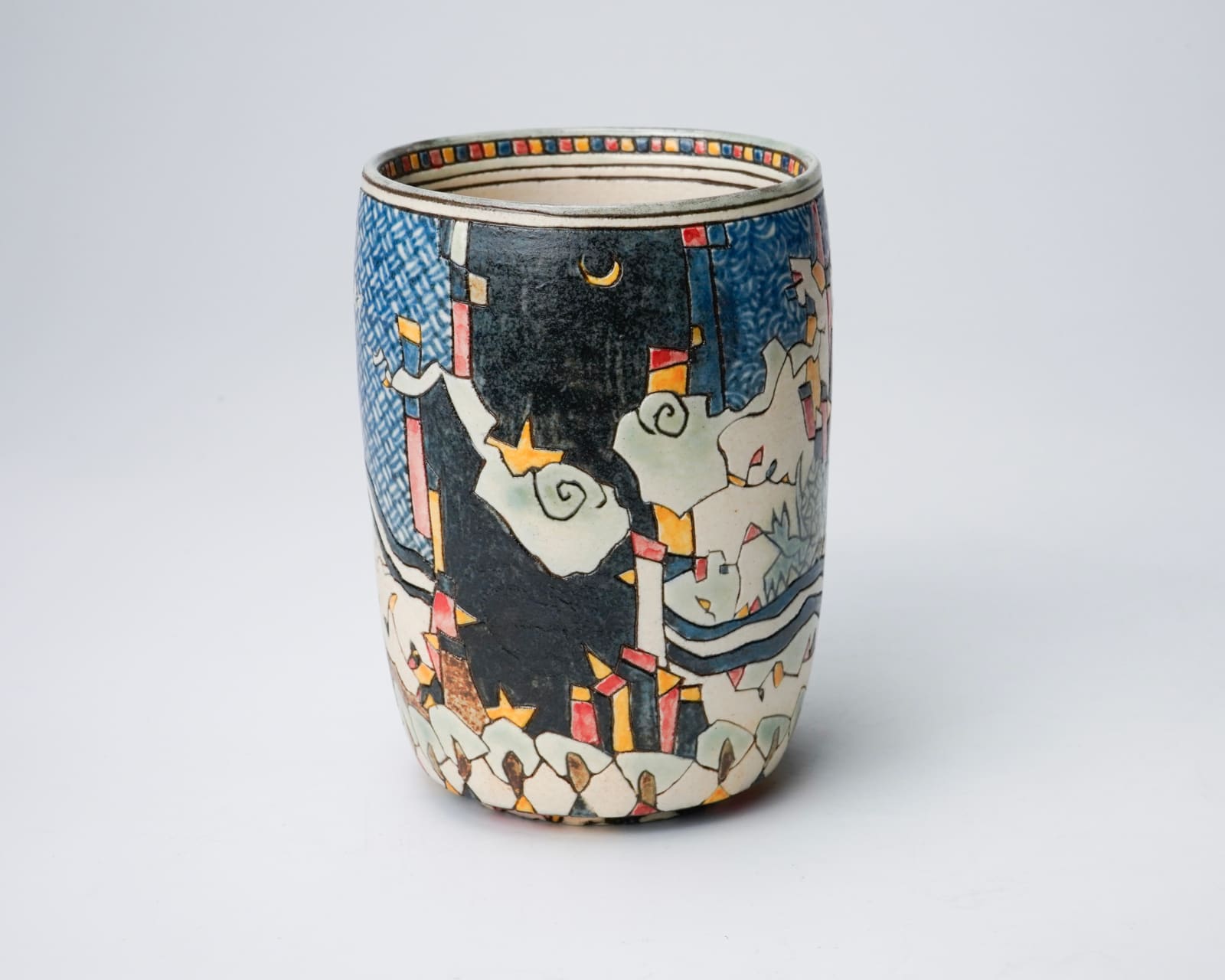 KOMAGO Tetsutarou 小孫哲太郎, No.22 Polychrome Yunomi with Carved Turtle Designs 線彫色絵亀箱紋湯呑, 2023