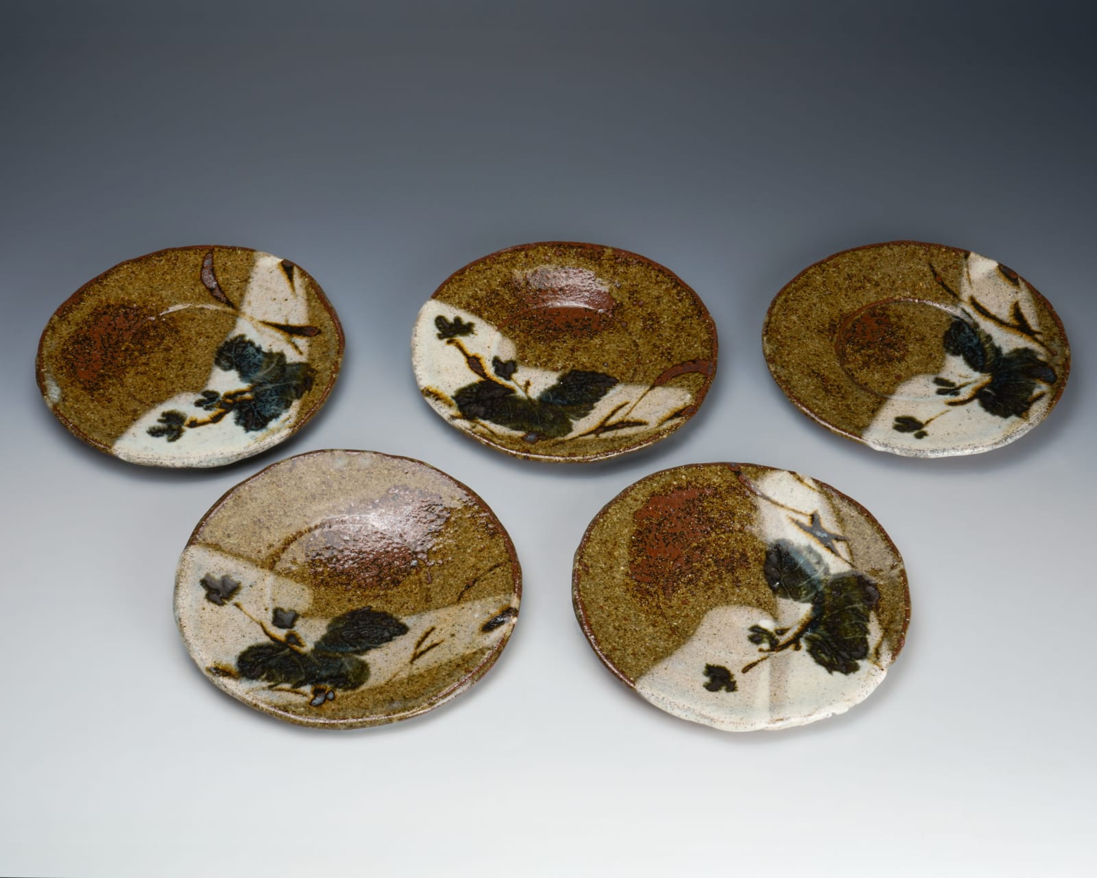 Tsuboshima Dohei 坪島 圡平, Set of 5 plates decorated with plant and flower motifs