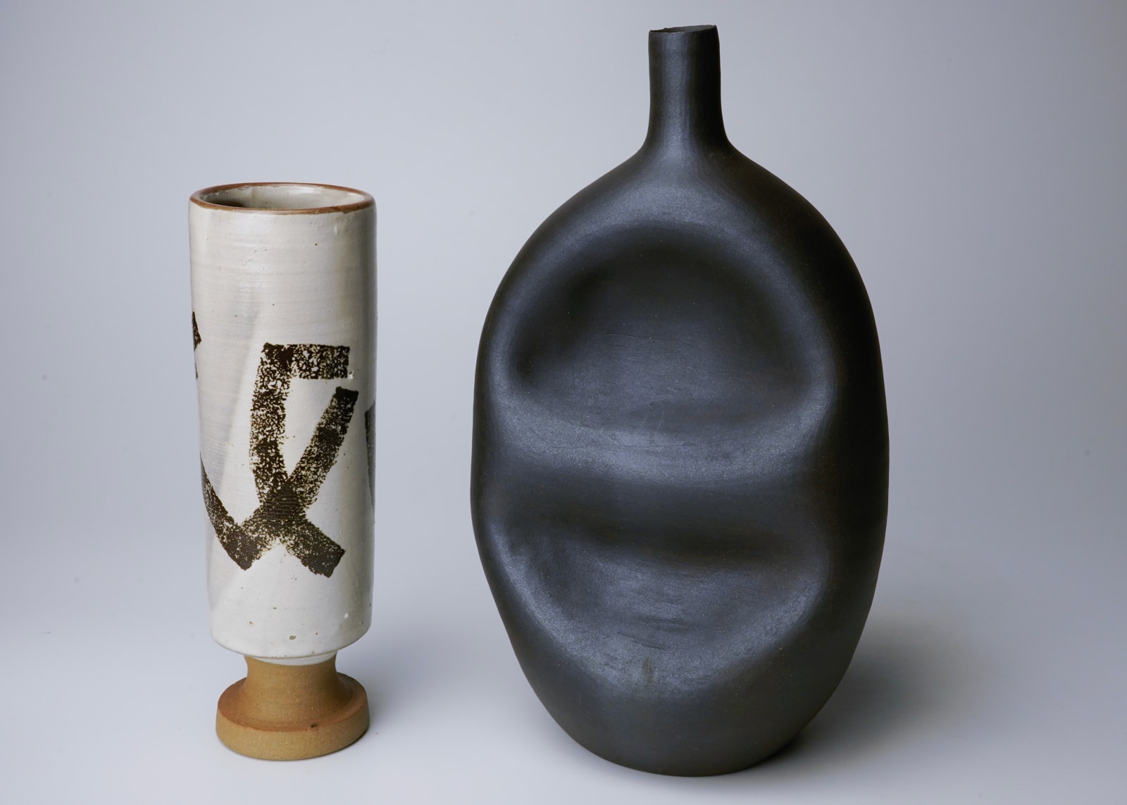 Yagi Kazuo 八木一夫, Black flower vase 黒陶黒い壺花器