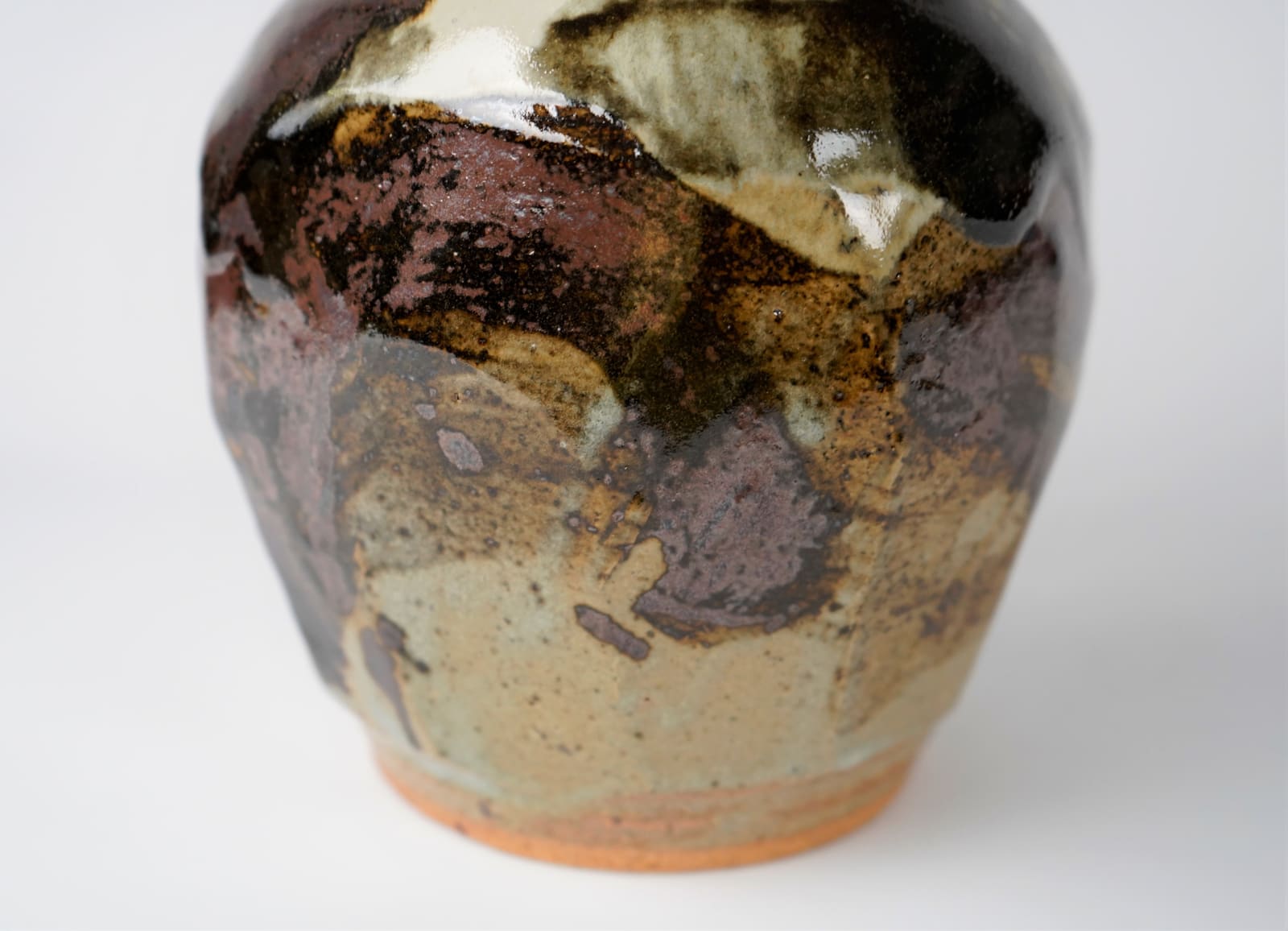 Murata Gen 村田 元, Faceted Jar, Black on Rice Husk Glaze 糠白釉黒文面取壺