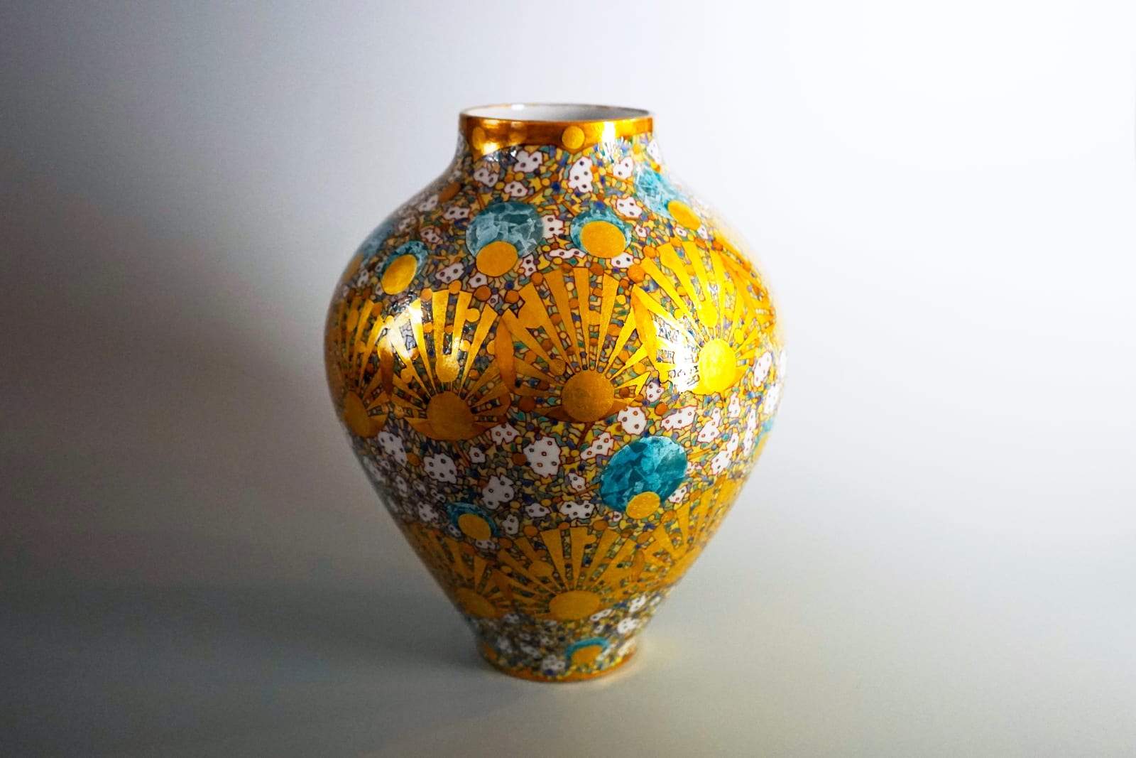 Suzuki Hideaki 鈴木秀昭, Gold Luster Jar 色絵金彩光輝, 2021