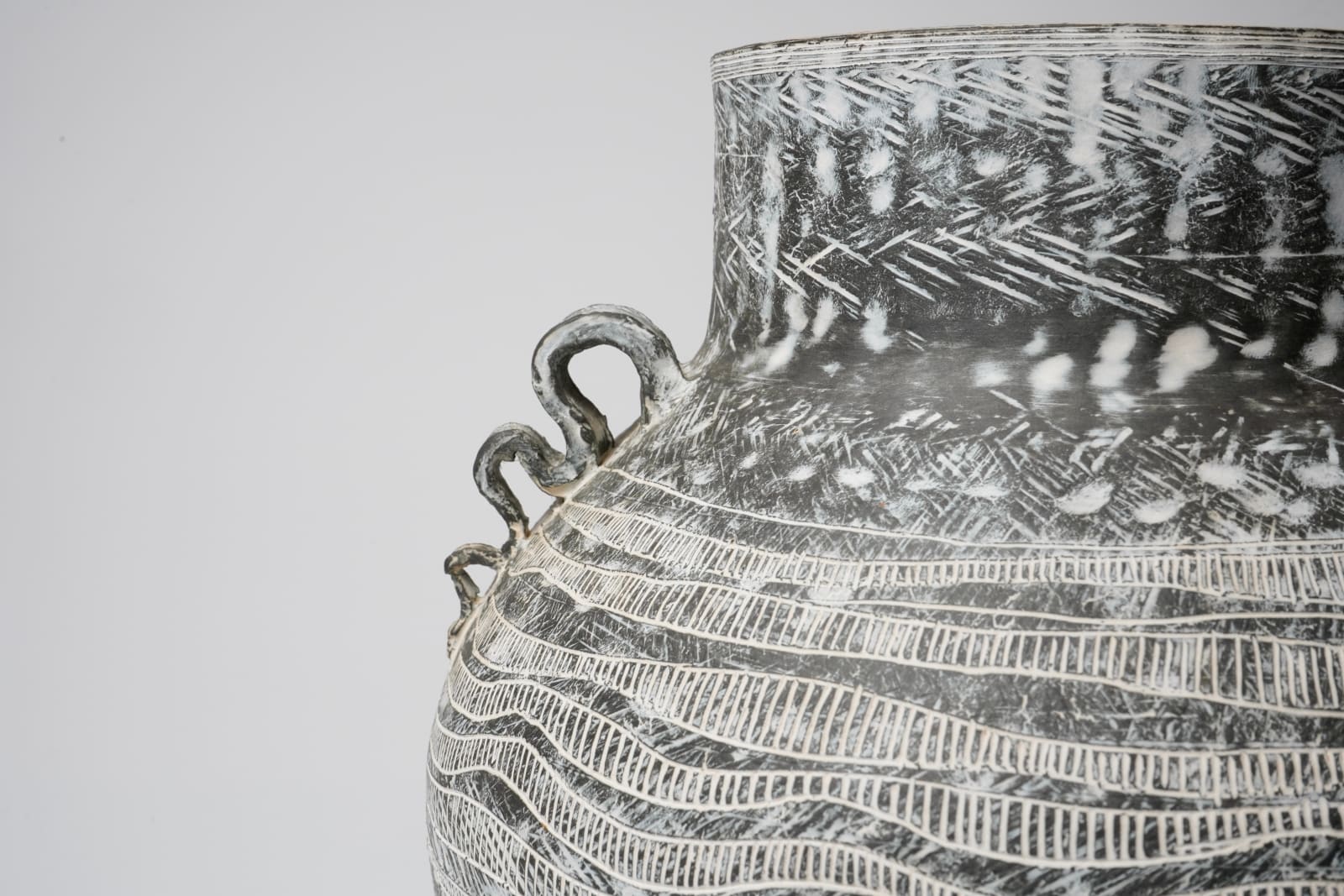 Yasuhara Kimei 安原喜明, Flower Vase 花生 炻器線彫文