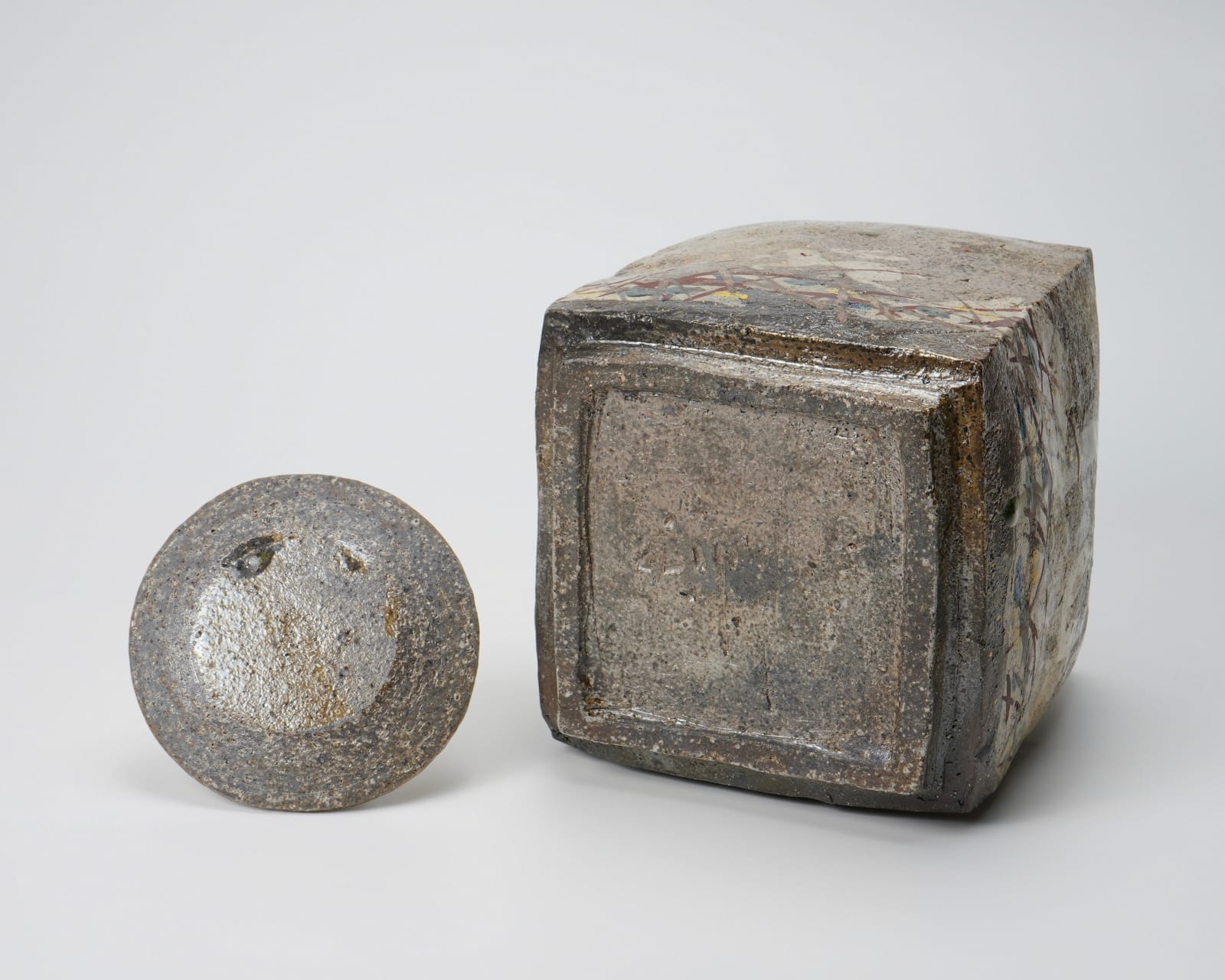 Tsuboshima Dohei 坪島 圡平, Golden water jar with inlaid deers and rabbits 金露彩象嵌 鹿兎文水指