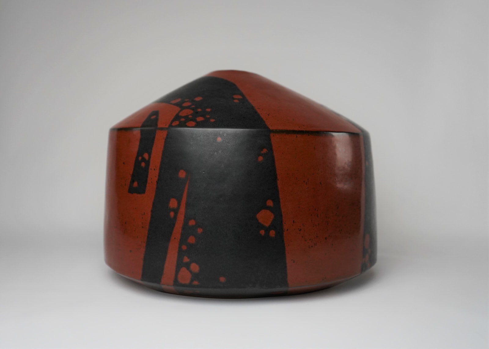 Morino Taimei 森野泰明, Rust Red Iron Glazed Flat Jar 黒銹扁壺, 2014
