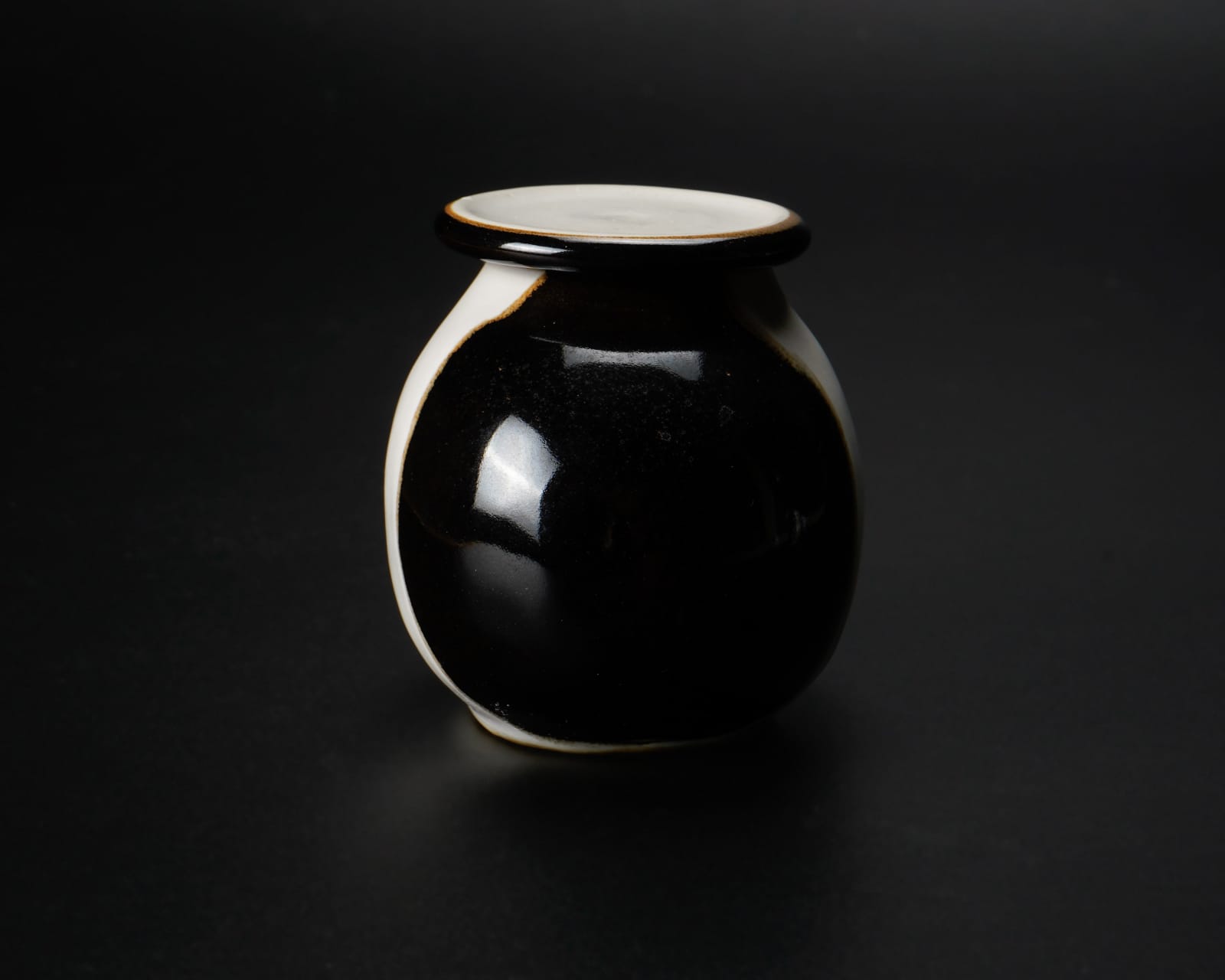 Yanagihara Mutsuo 柳原睦夫, "Eggplant" tea caddy with white glaze, 2010-2013