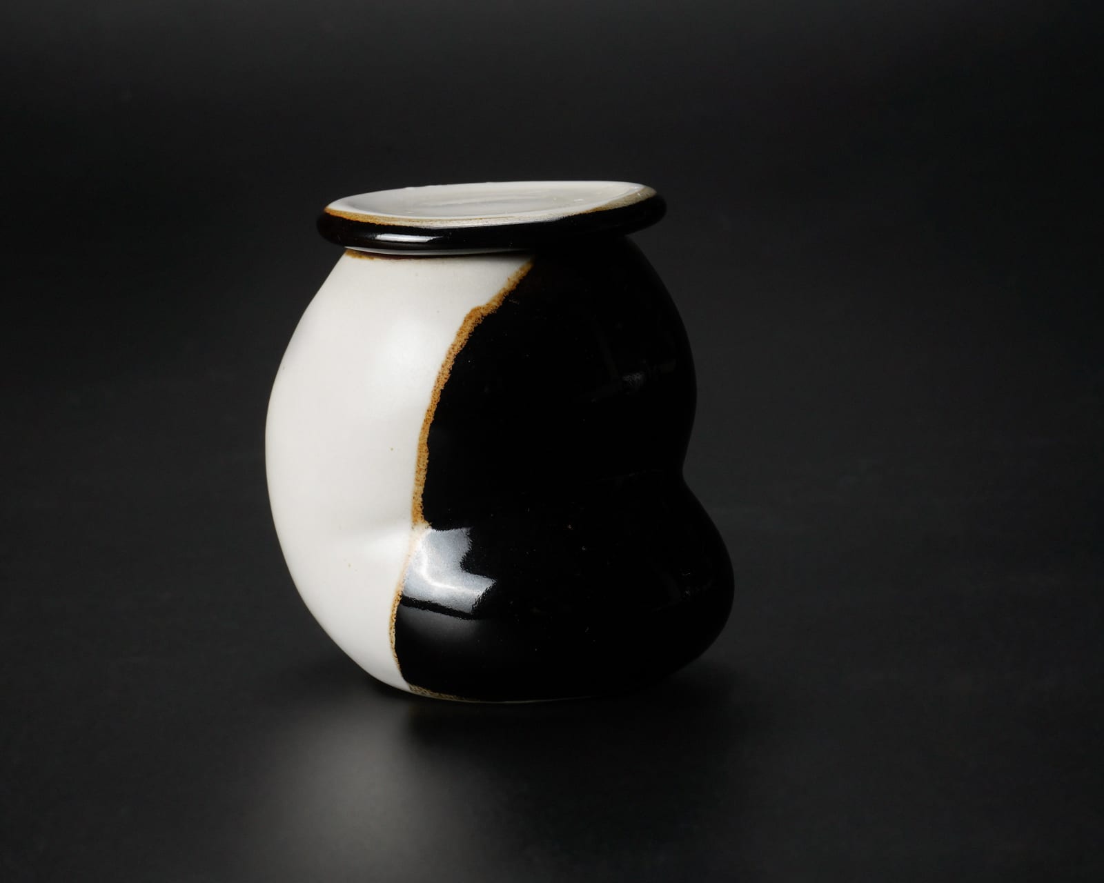 Yanagihara Mutsuo 柳原睦夫, "Eggplant" (tea caddy with white glaze) 白釉蓋器, 2010-2013