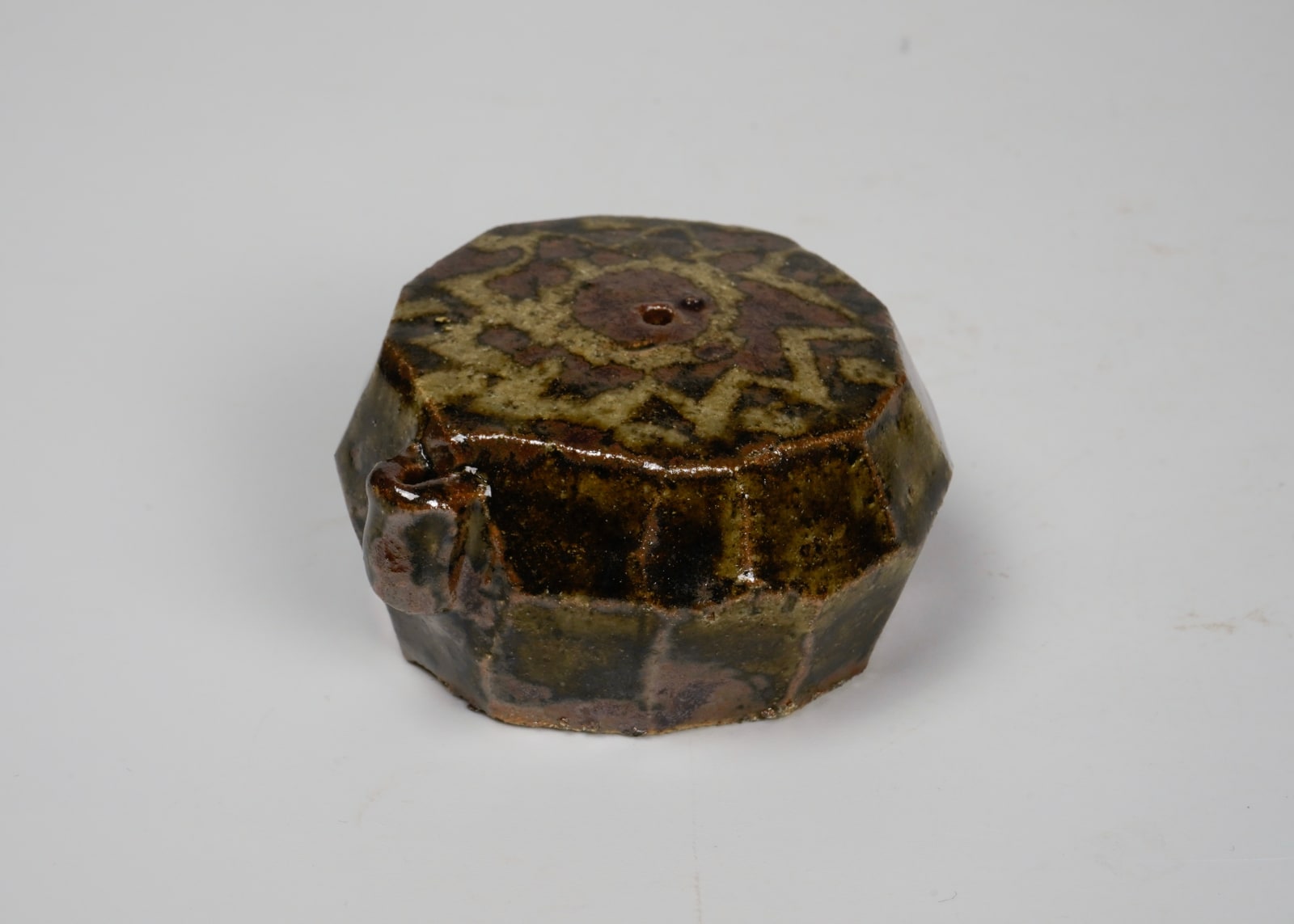 Faceted amber glazed water dropper 飴釉面取水滴, Joseon dynasty