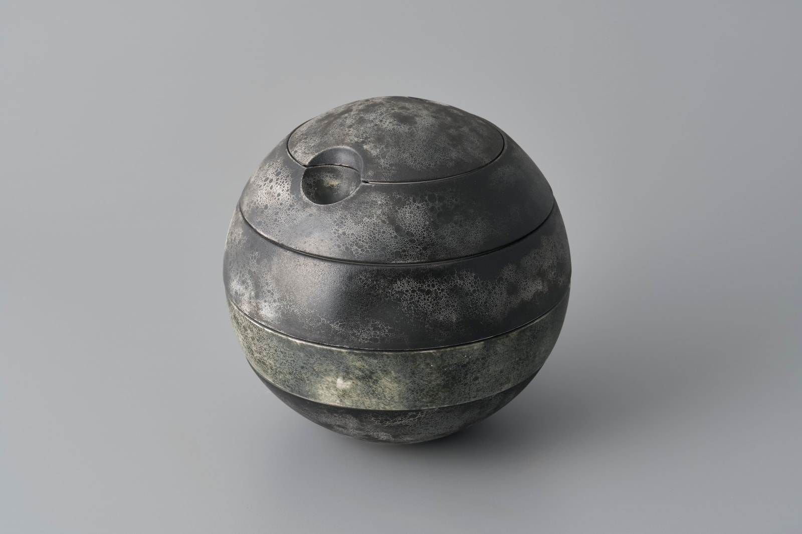 Terauchi Shinji 寺内信二, Four-tiered moon shaped box, Moon-scape 松竹梅 珠型四段重, 2024