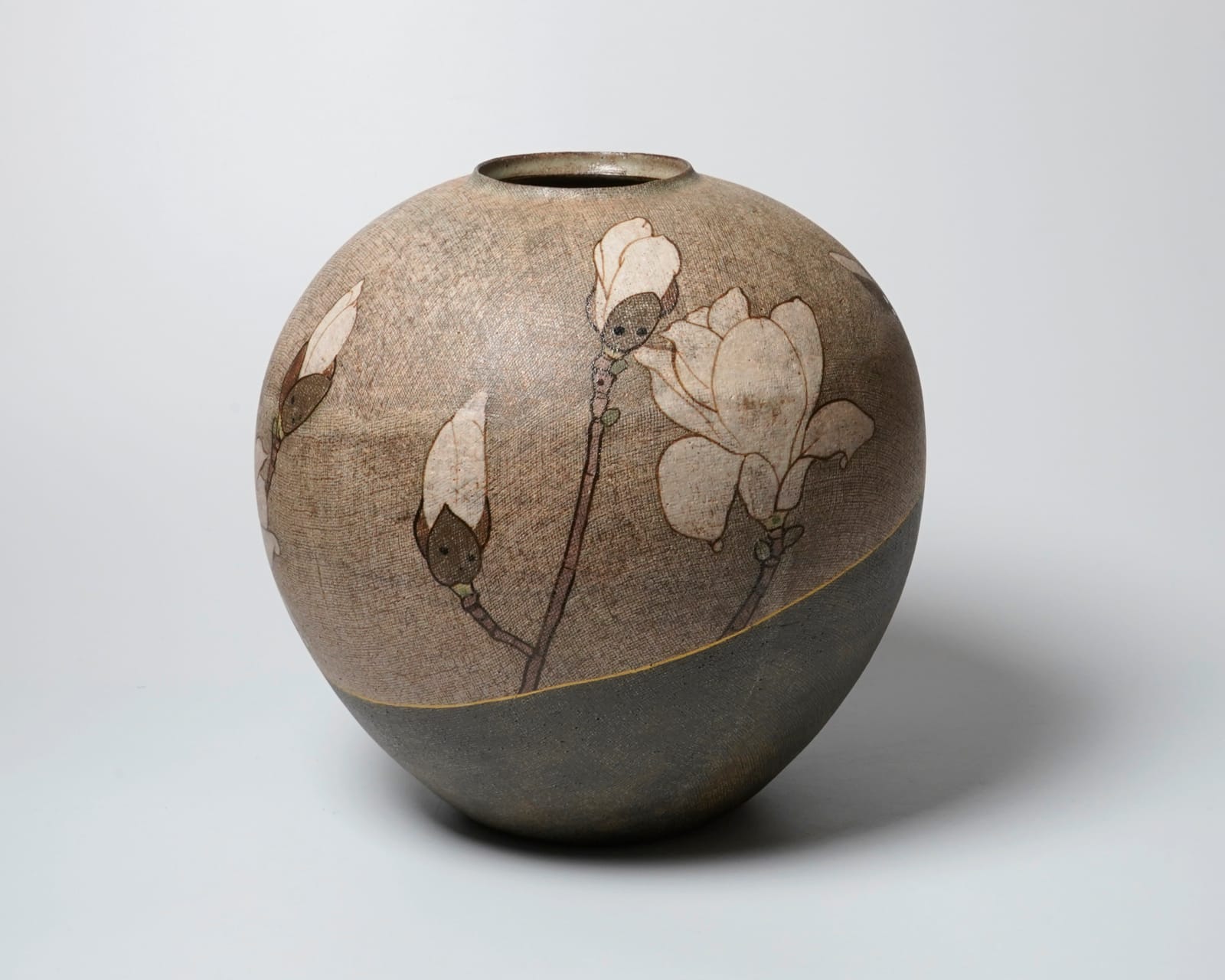 ITO Motohiko 伊藤東彦, Magnolia Flower Vessel with Nunome Technique 布目白木蓮文花瓶