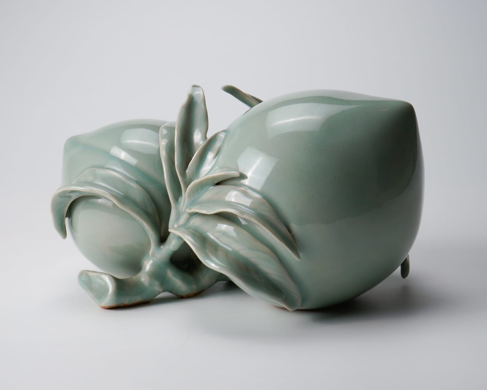 KUSUBE Yaichi 楠部彌弌, Peach shaped celadon ornament