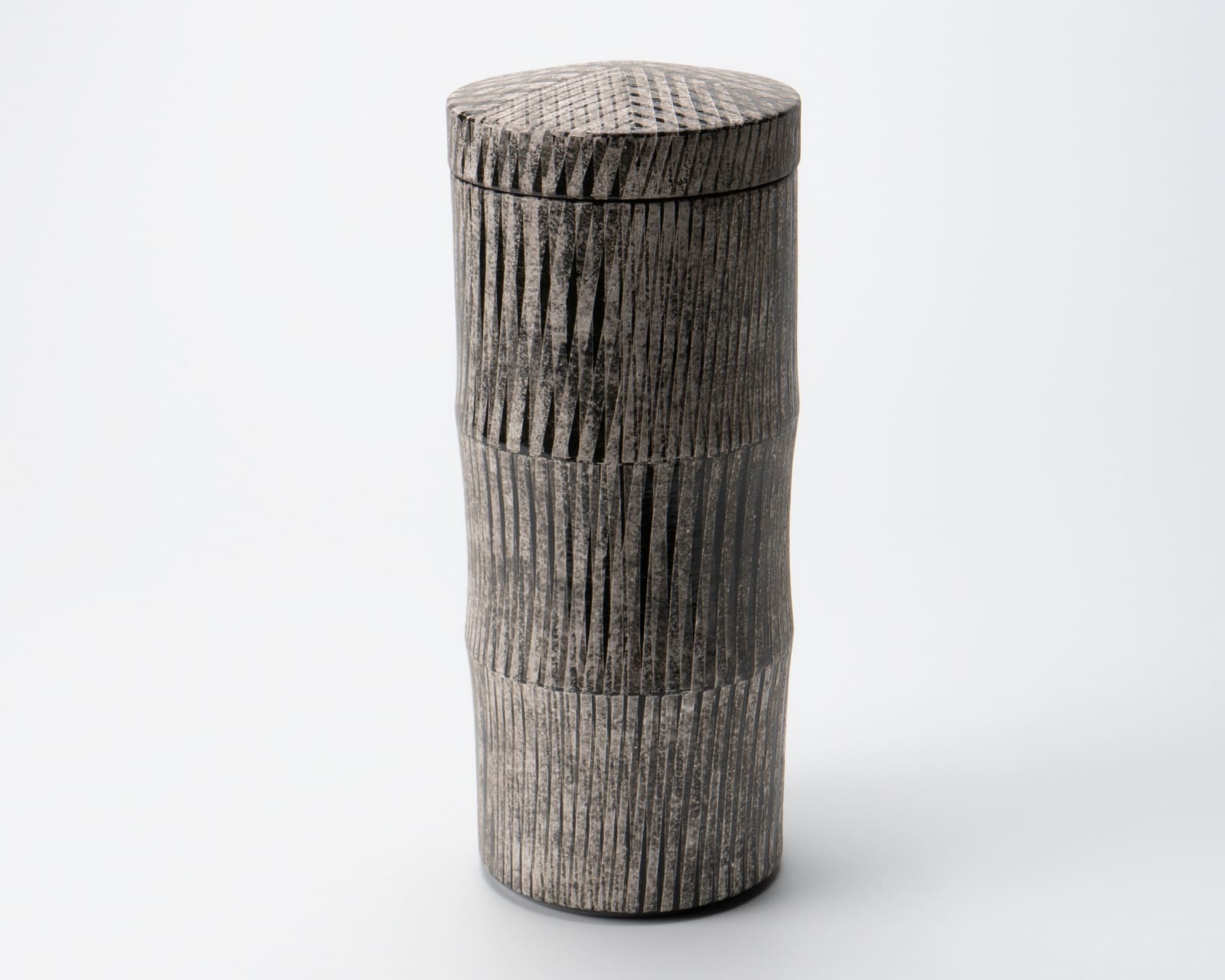 Maeda Masahiro 前田正博, Lidded flower vase with overglaze enamel and silver pigments