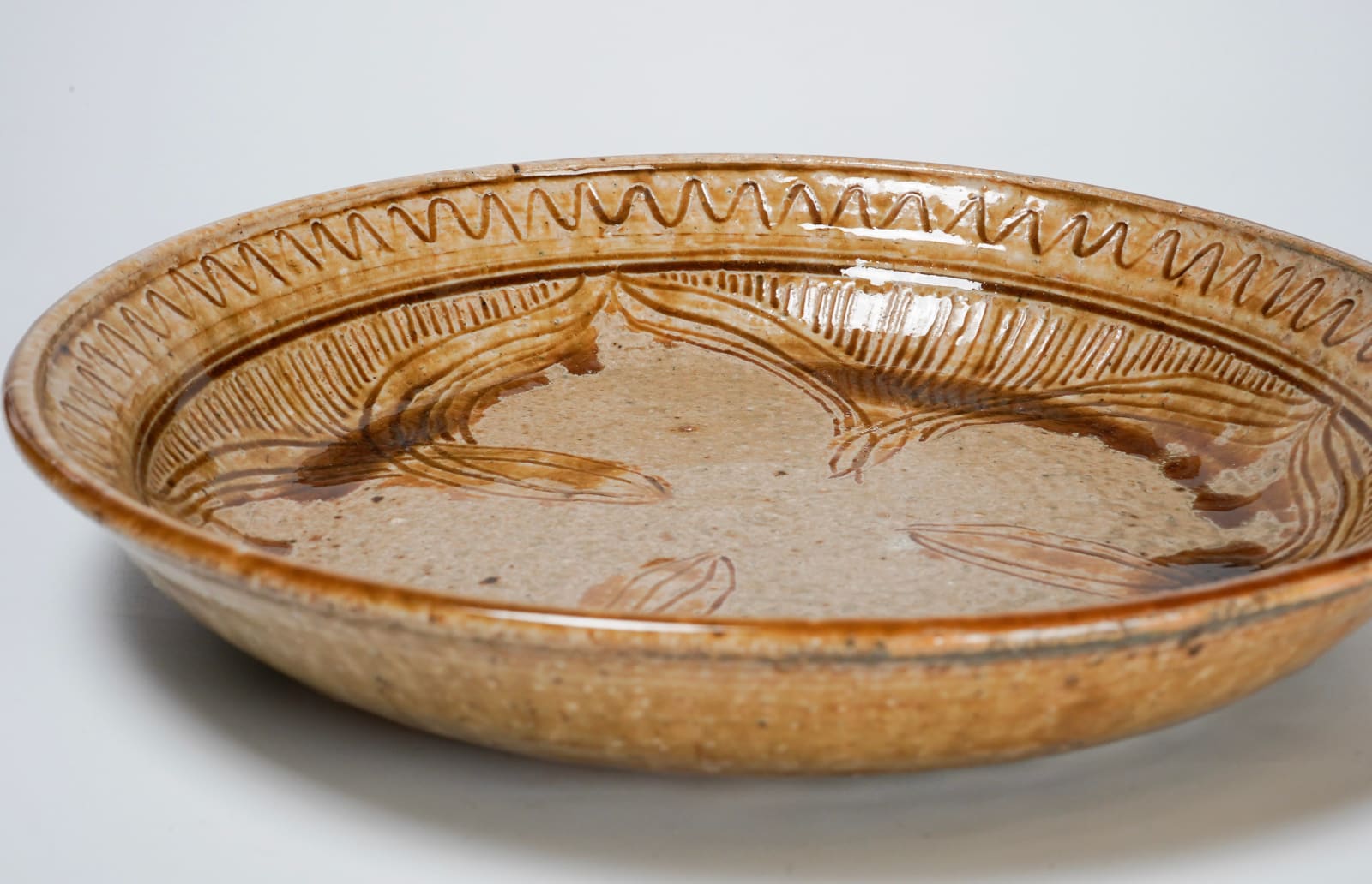 Yasuhara Kimei 安原喜明, Plate with drawing 皿 ヘラ描文