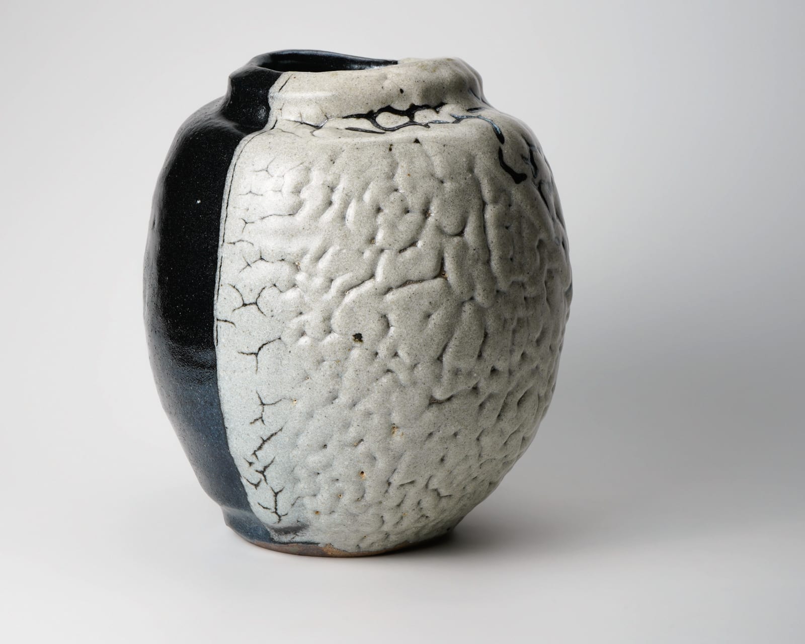 Shimizu Uichi 清水 卯一, Flat jar with white glaze