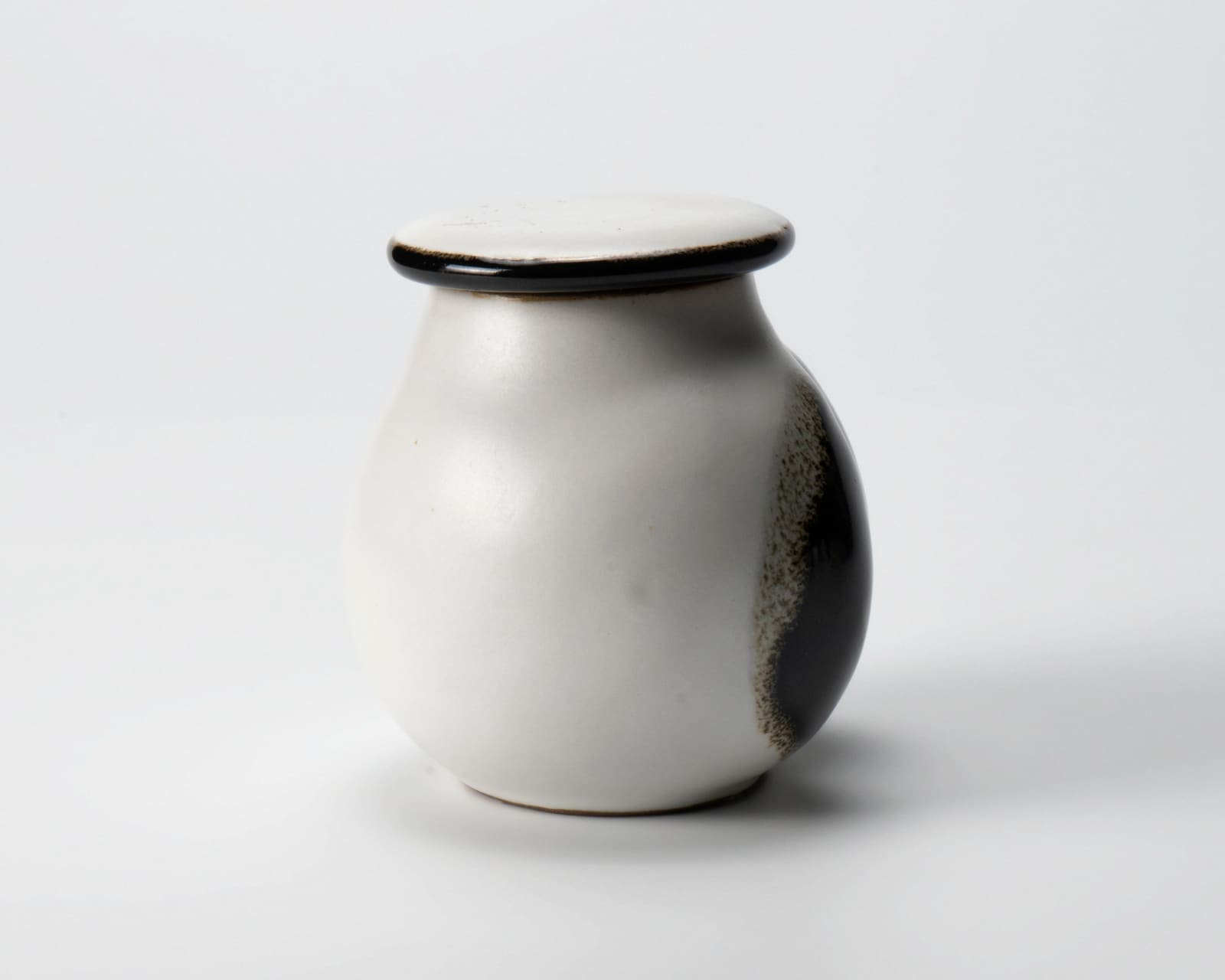 Yanagihara Mutsuo 柳原睦夫, "Eggplant" tea caddy with white glaze 白釉蓋器, 2010-2013