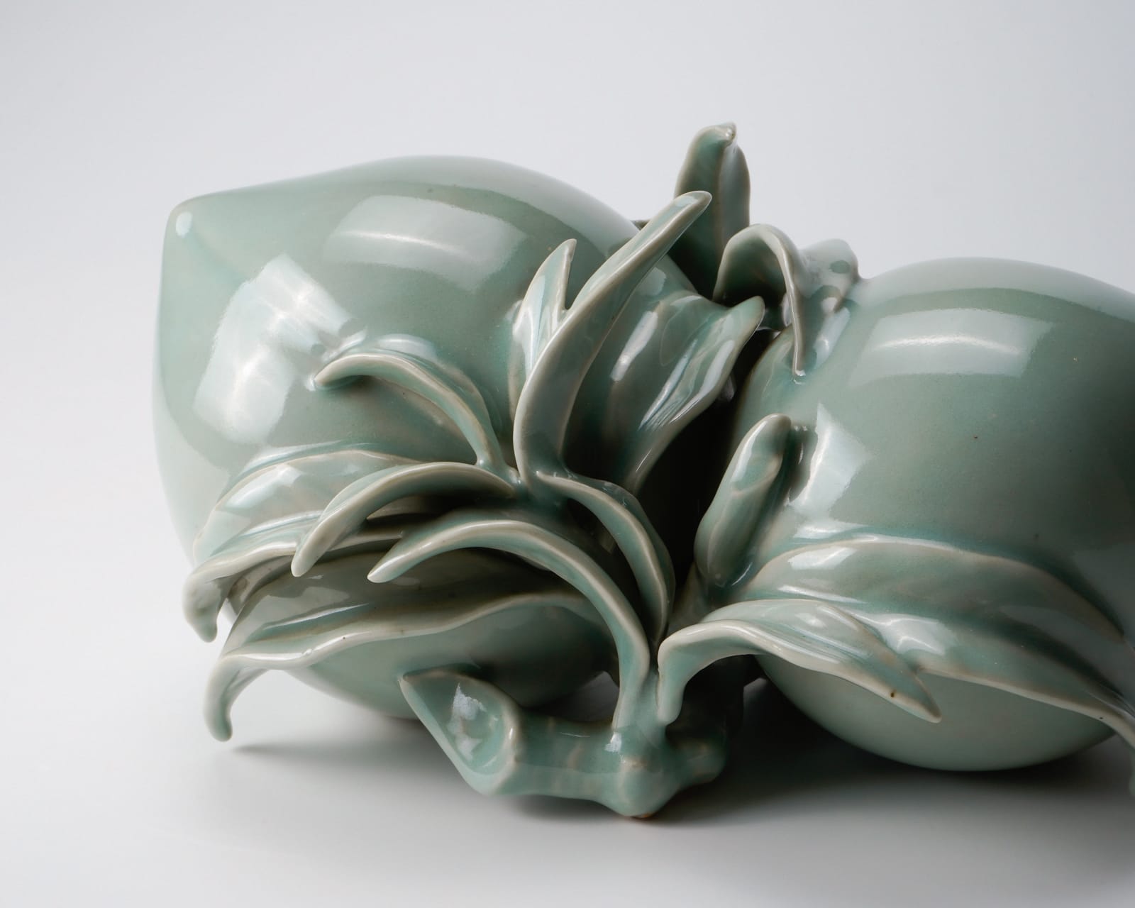 KUSUBE Yaichi 楠部彌弌, Peach shaped celadon ornament