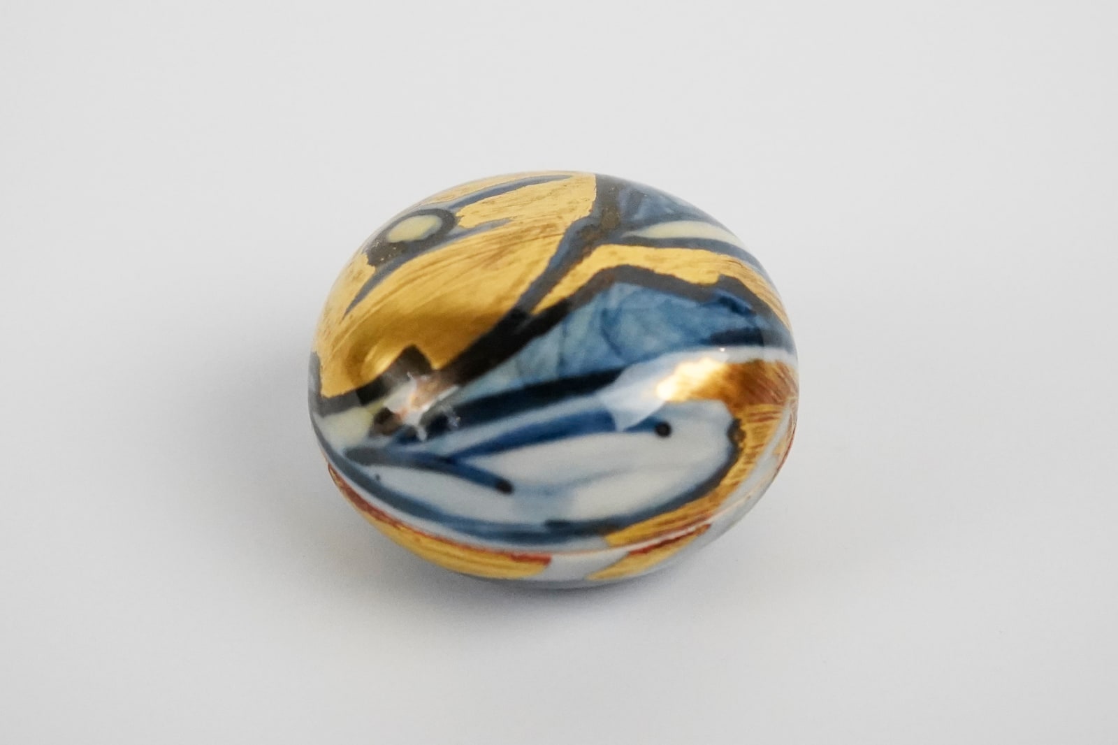 Kondo Yuzo 近藤悠三, Blue and White Box with Gold Overglaze showing a Mountain Range Scene 山染付金彩香合, 1980's