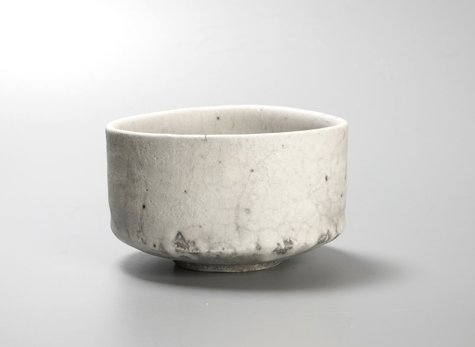 Tsujimura Yui 辻村唯, White Shino Teabowl with Ash Glaze 白志野筒茶盌