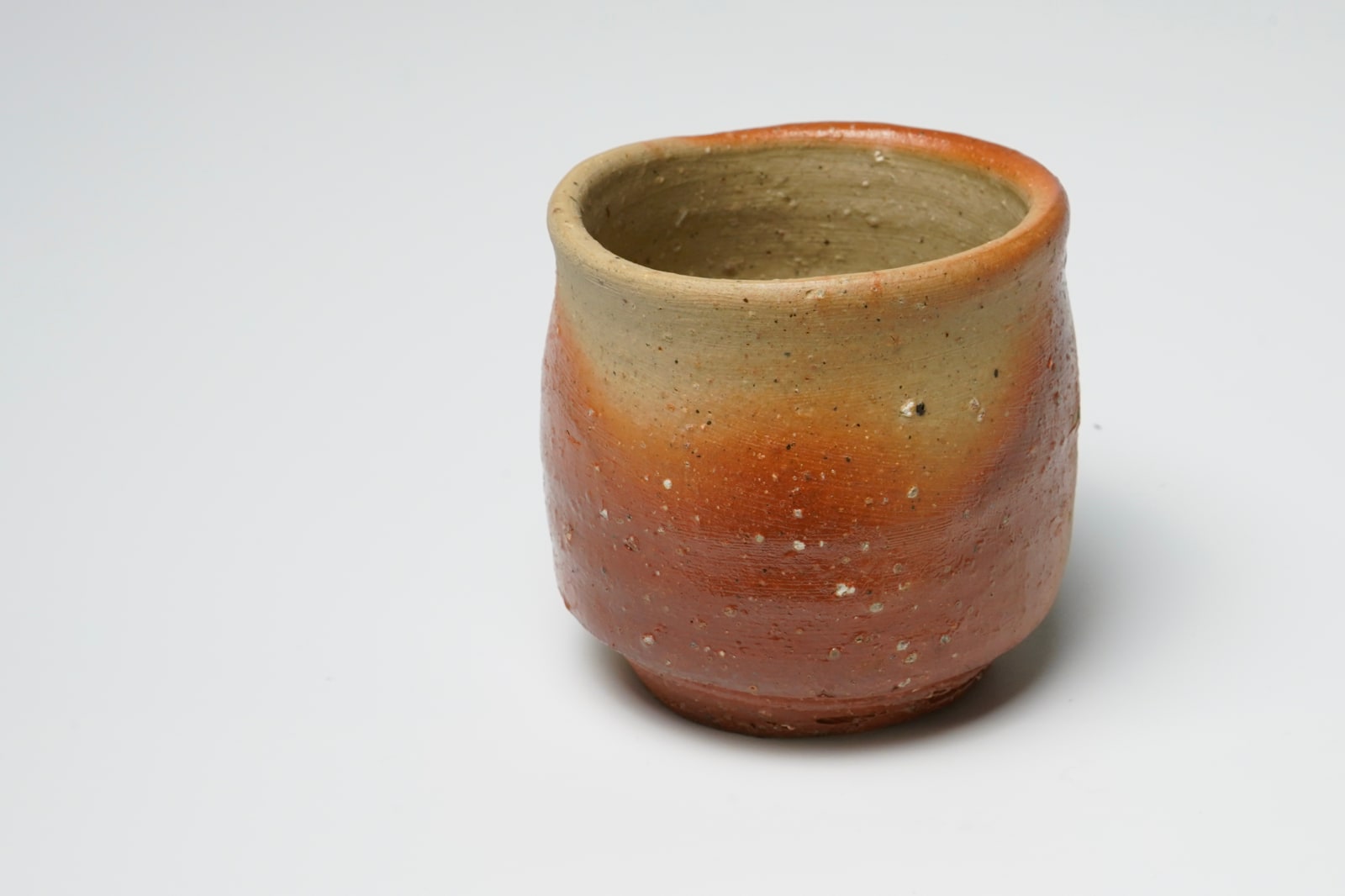 Kaneshige Makoto 金重愫, Bizen Sake Cup with Hidasuki Trails