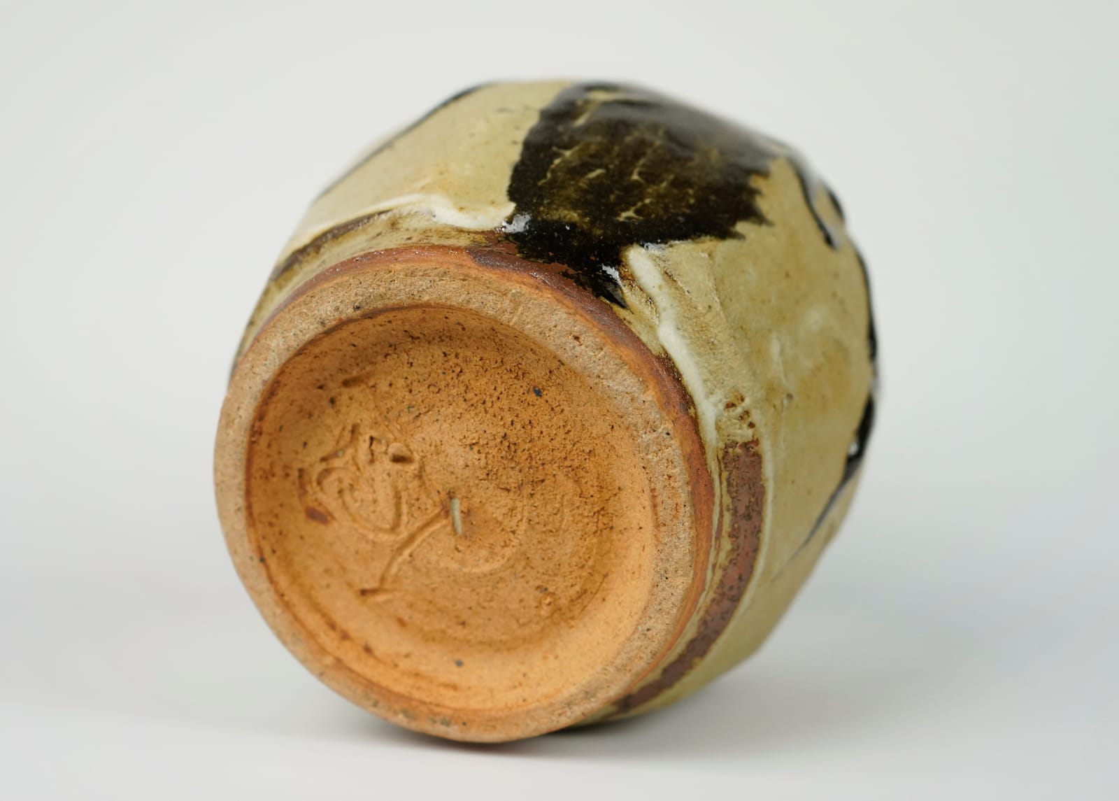 Murata Gen 村田 元, Faceted Jar, Iron on Rice Husk Glaze 糠白釉黒文面取壺