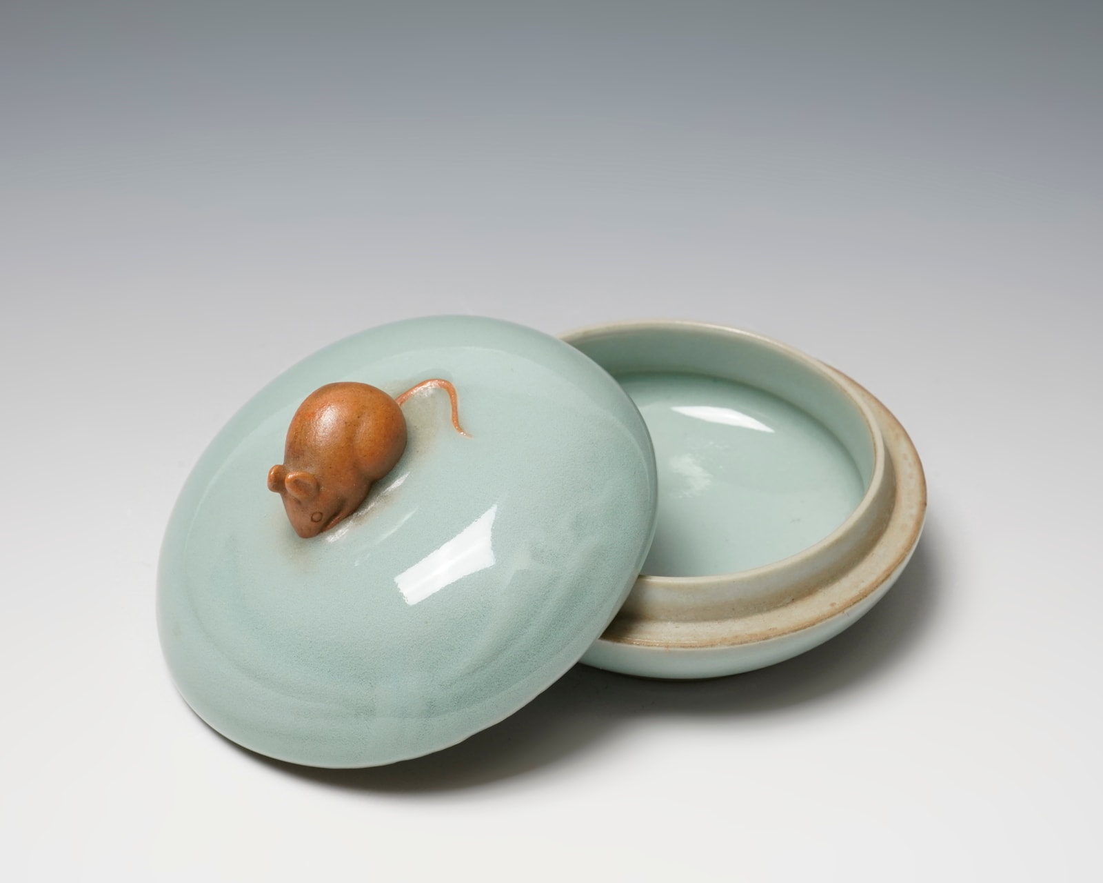 SUWA Sozan II 諏訪蘇山二代, Incense Container with Rat 青磁袋鼠香合
