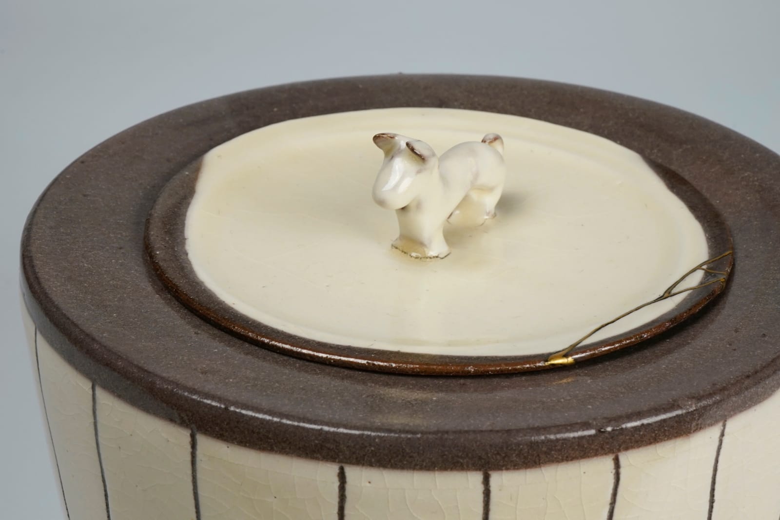 Hara Kiyoshi 原 清, Water jar with lines on white slip 白掻落線文水指