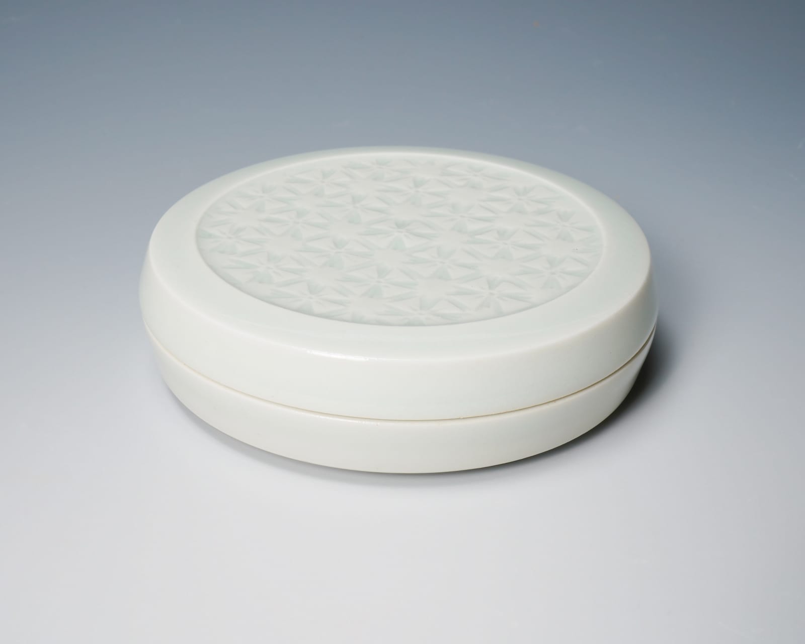 KUSUBE Yaichi 楠部彌弌, Stamp-Pad Holder 白磁肉池