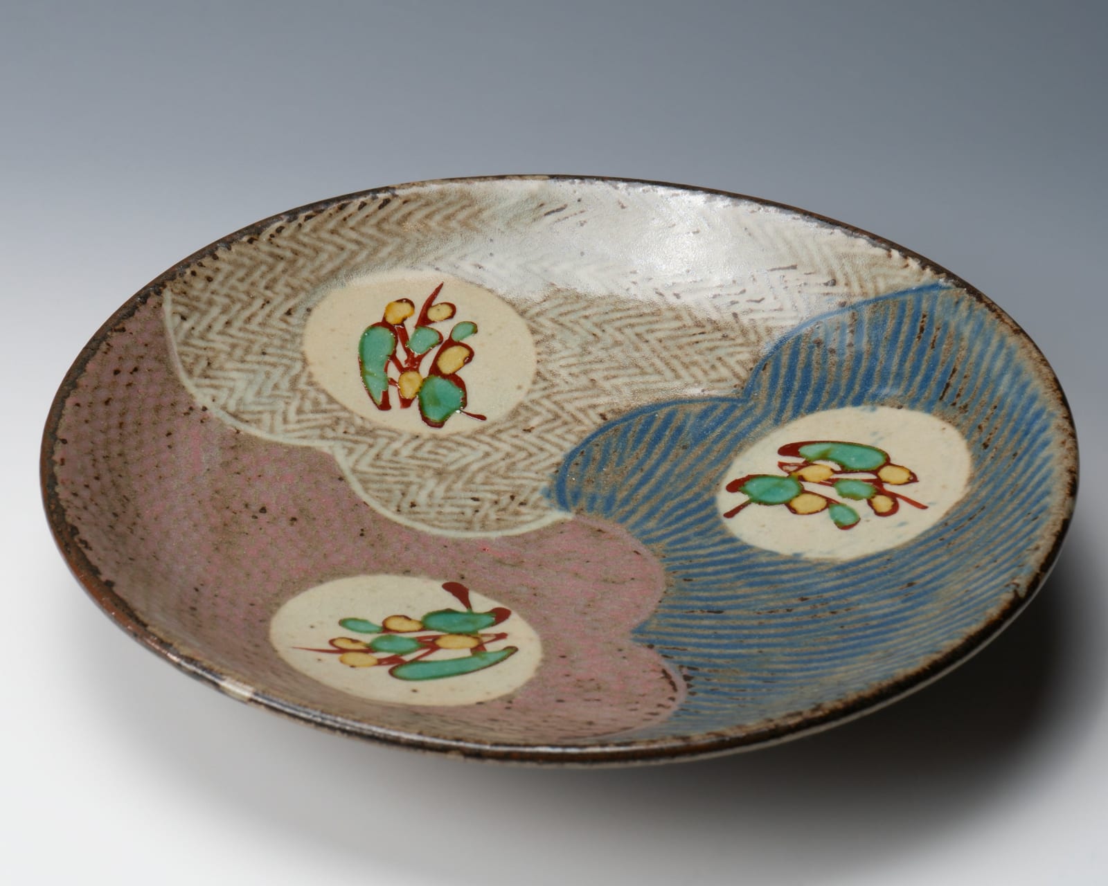 Shimaoka Tatsuzo 島岡達三, Plate with inlaid and overglaze enamel (Aka-e) floral design