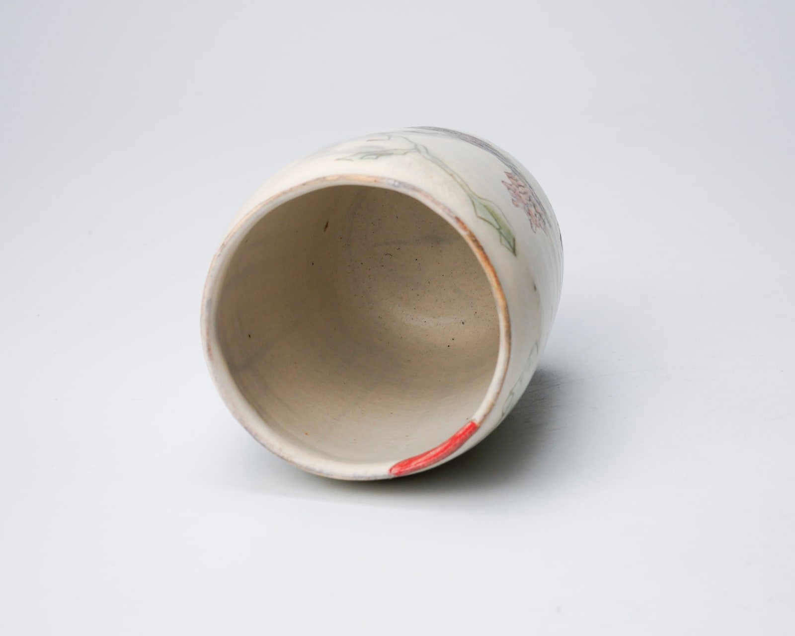 KOMAGO Tetsutarou 小孫哲太郎, No.31 Polychrome Yunomi with Carved Crab Designs 線彫蟹紋湯呑, 2023