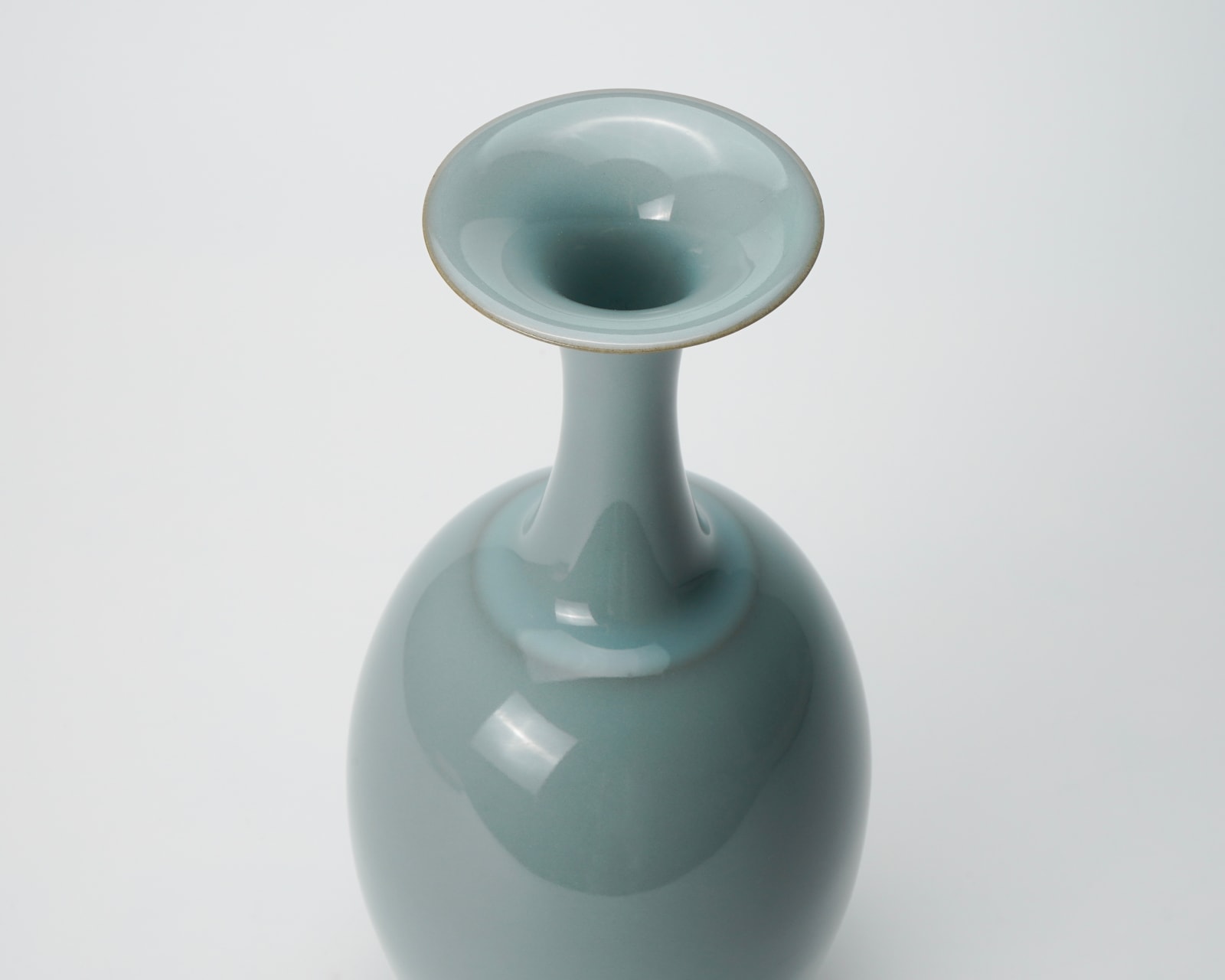 Kawase Shinobu 川瀬 忍, Celadon flower vase