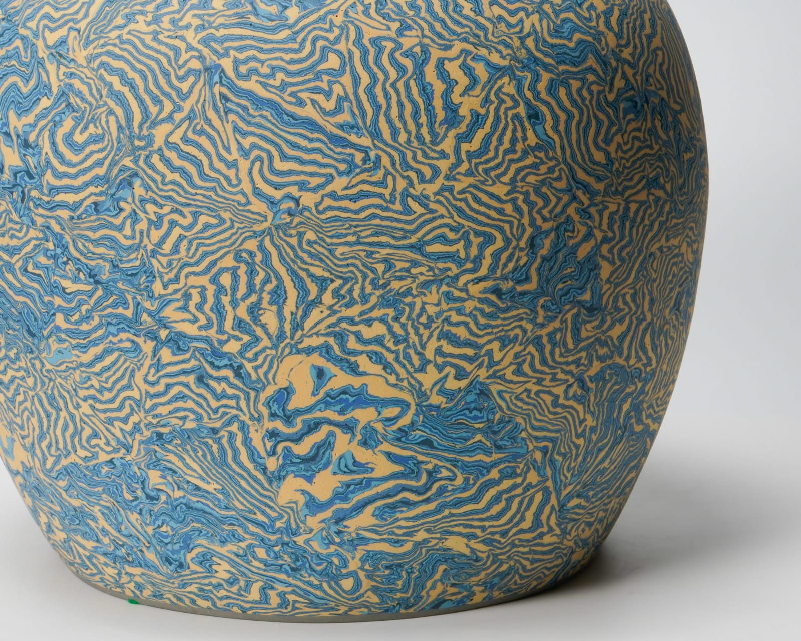 Matsui Kosei 松井康成, Jar with Marble Design 練上風白地壷, 1988