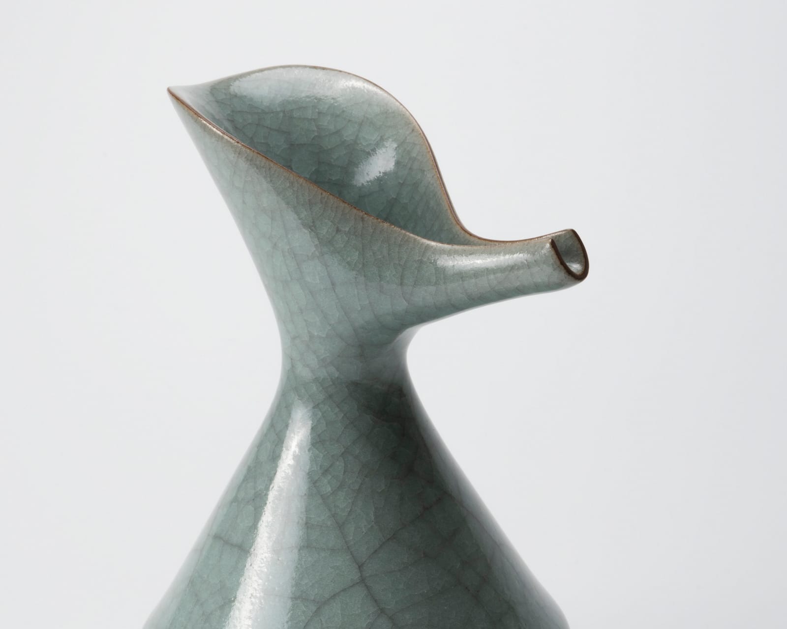 Yoshida Shuhei 吉田周平, Celadon spouted flower vase, 2023