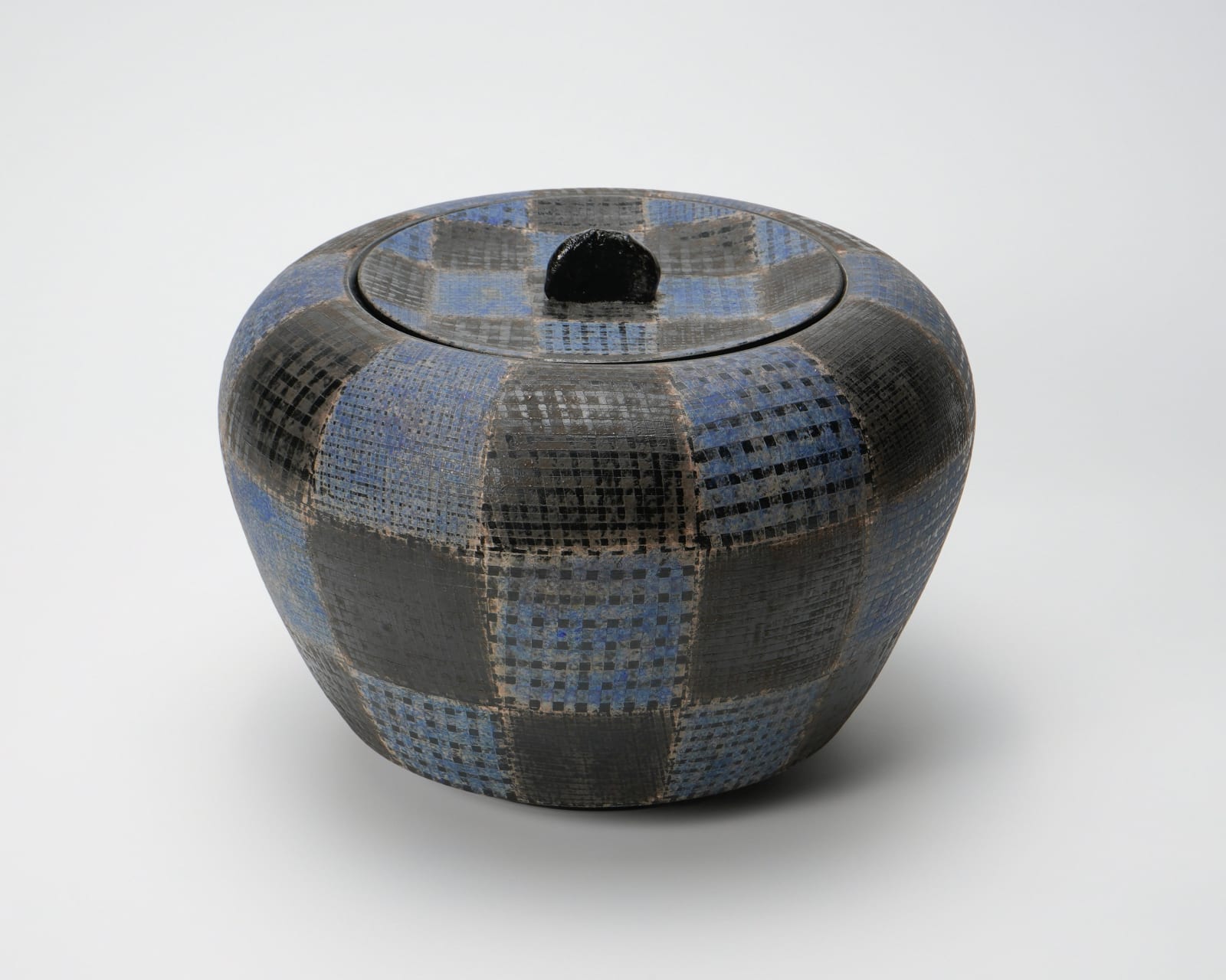 Maeda Masahiro 前田正博, Water jar with blue and silver pigments 色絵銀彩水指