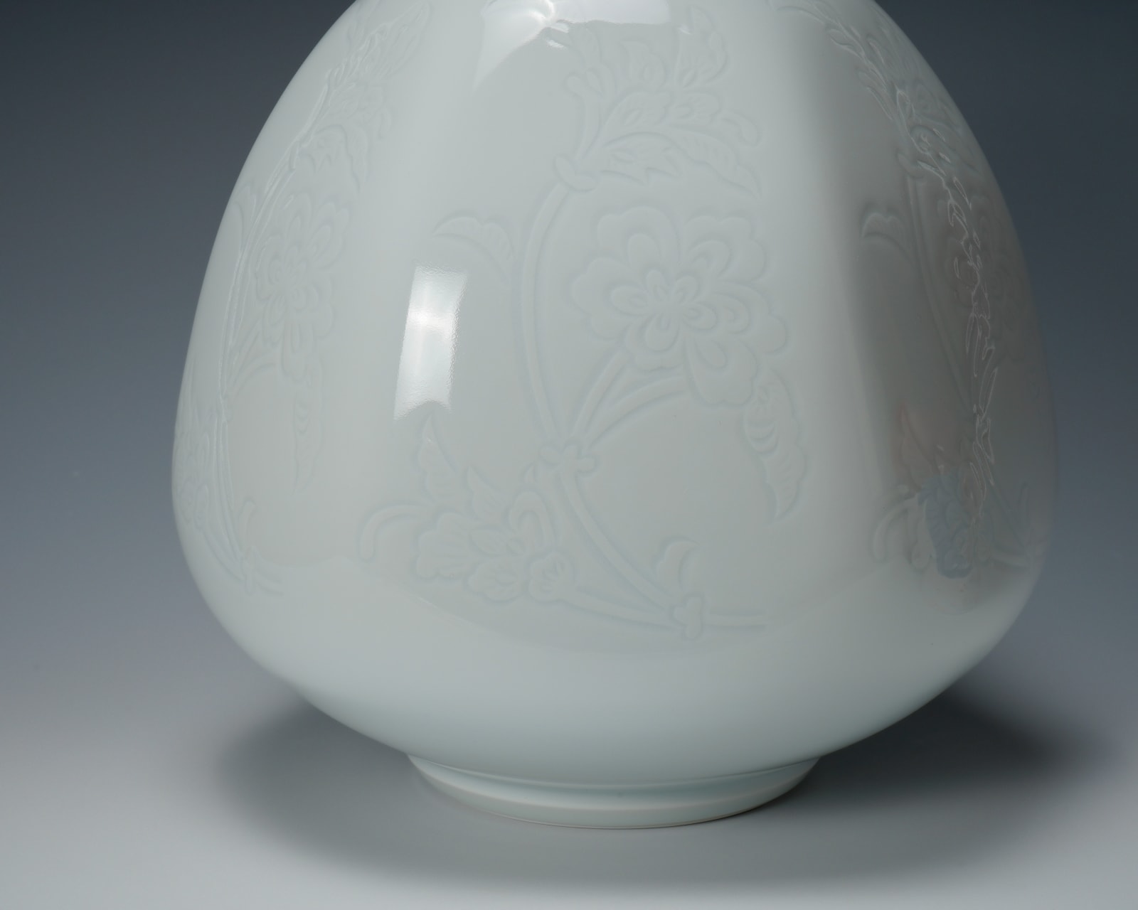 Inoue Manji 井上萬二, Faceted white porcelain jar with incised peony motifs 白磁牡丹彫文面取