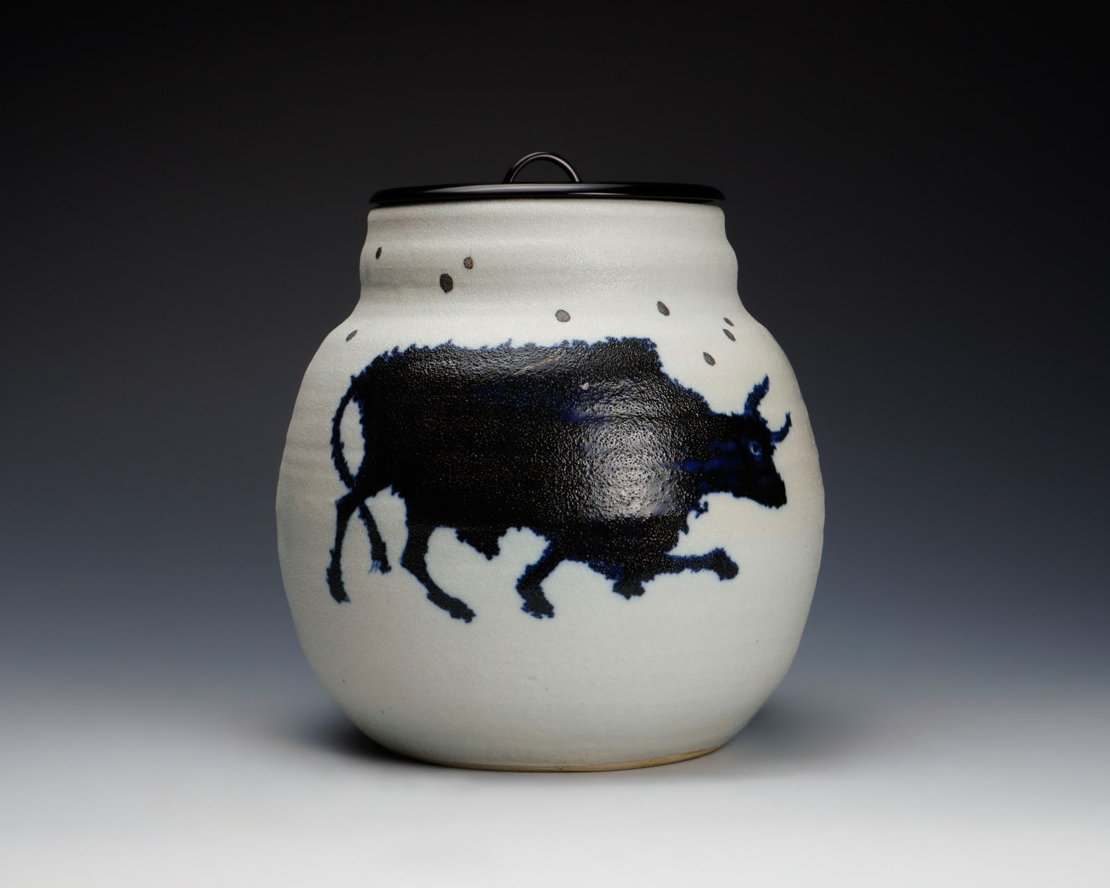 Kawamoto Goro 河本五郎, Sometsuke water jar with Ox motifs, 1980’s