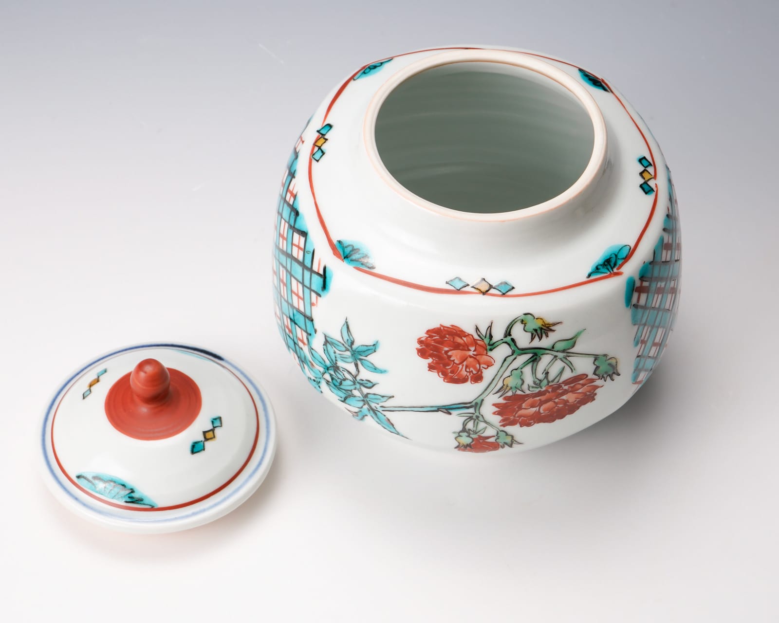 FUJIMOTO YOSHIMICHI (NŌDŌ) 藤本能道, Covered decorative jar with rose drawings