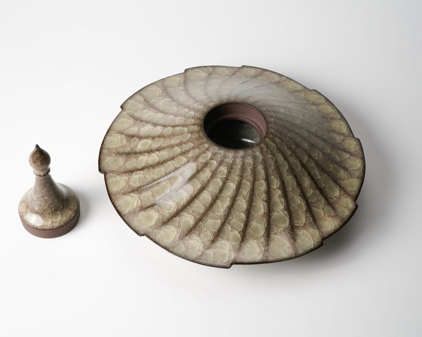 Minegishi Seiko 峯岸勢晃, Incense burner with cracked glaze 米色瓷鎬手香炉