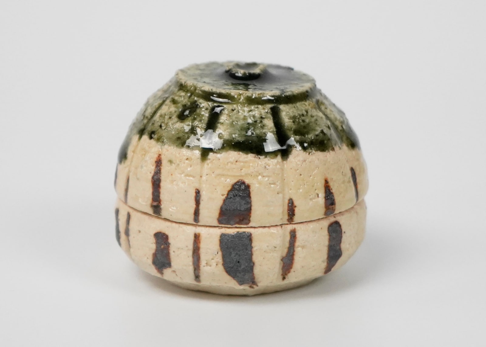 Wakao Toshisada 若尾利貞, Oribe Incense Box 織部香合