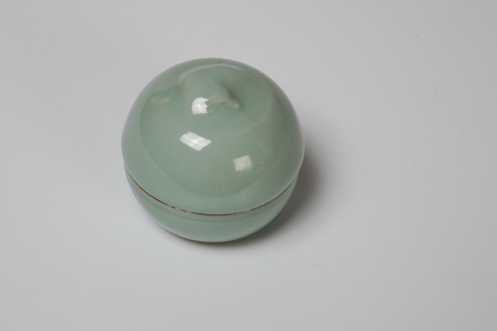 SUWA Sozan II 諏訪蘇山二代, Incense Container with Ox Motif 青磁牛香合