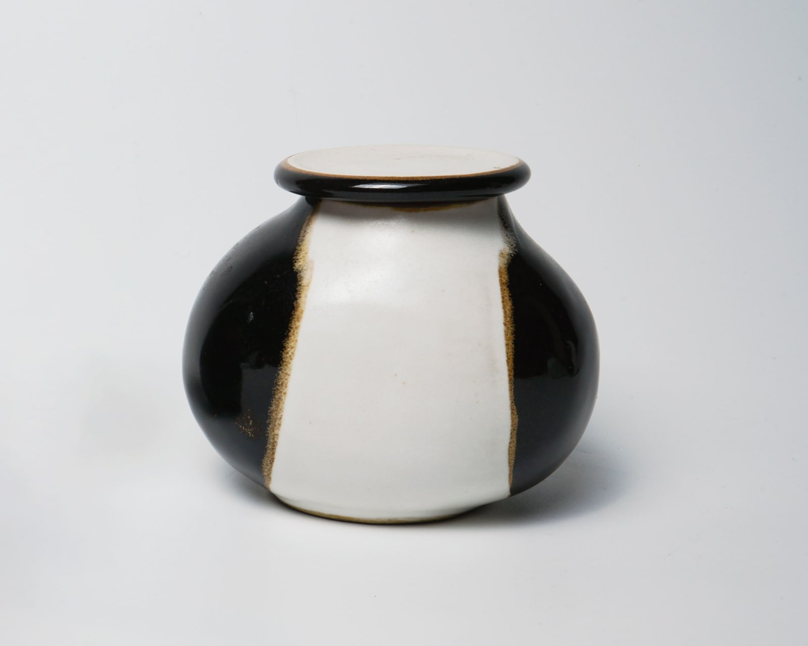 Yanagihara Mutsuo 柳原睦夫, "Eggplant" tea caddy with white glaze, 2010-2013