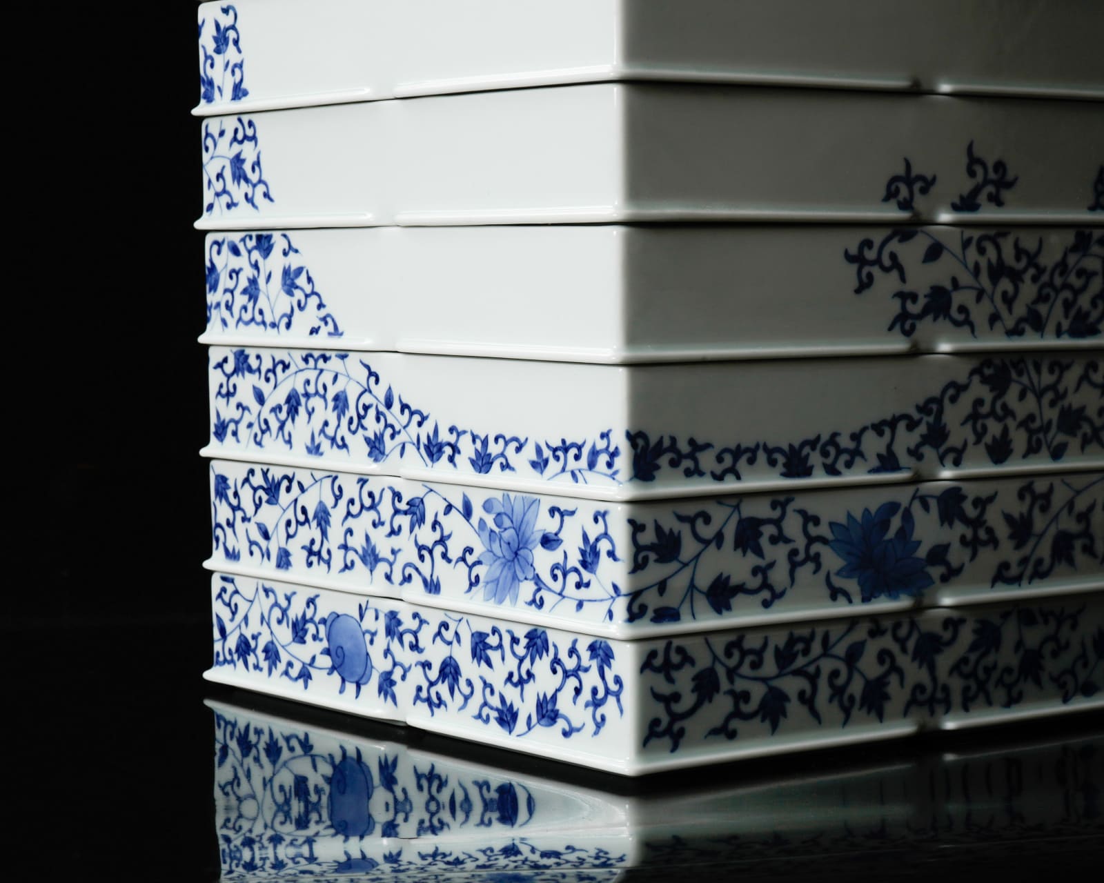 Terauchi Shinji 寺内信二, Six-tiered house shaped box with moon and arabesque designs 染付月輪花唐草 家型六段重, 2024