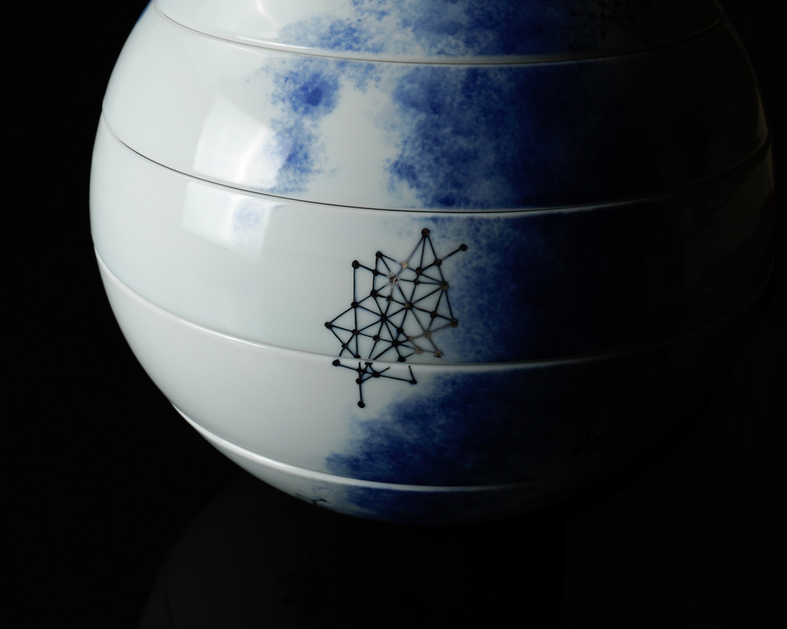 Terauchi Shinji 寺内信二, Five-tiered moon shaped box with galaxy design in gold and silver 金銀彩銀河文 珠型五段重, 2024