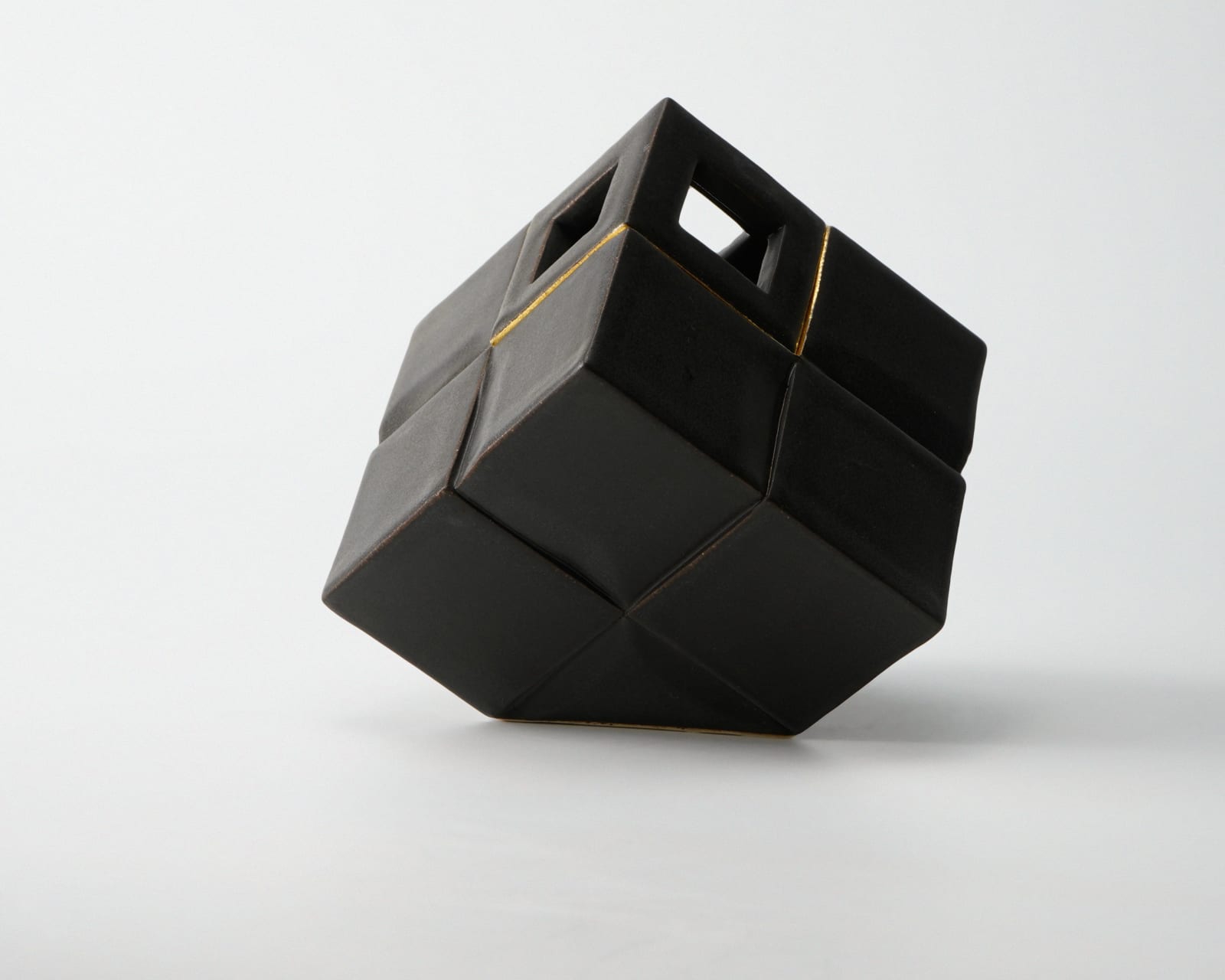 Kiyomizu Rokubei VIII 八代 清水六兵衛, Cube shaped incense burner with black glaze 黒釉刻線器