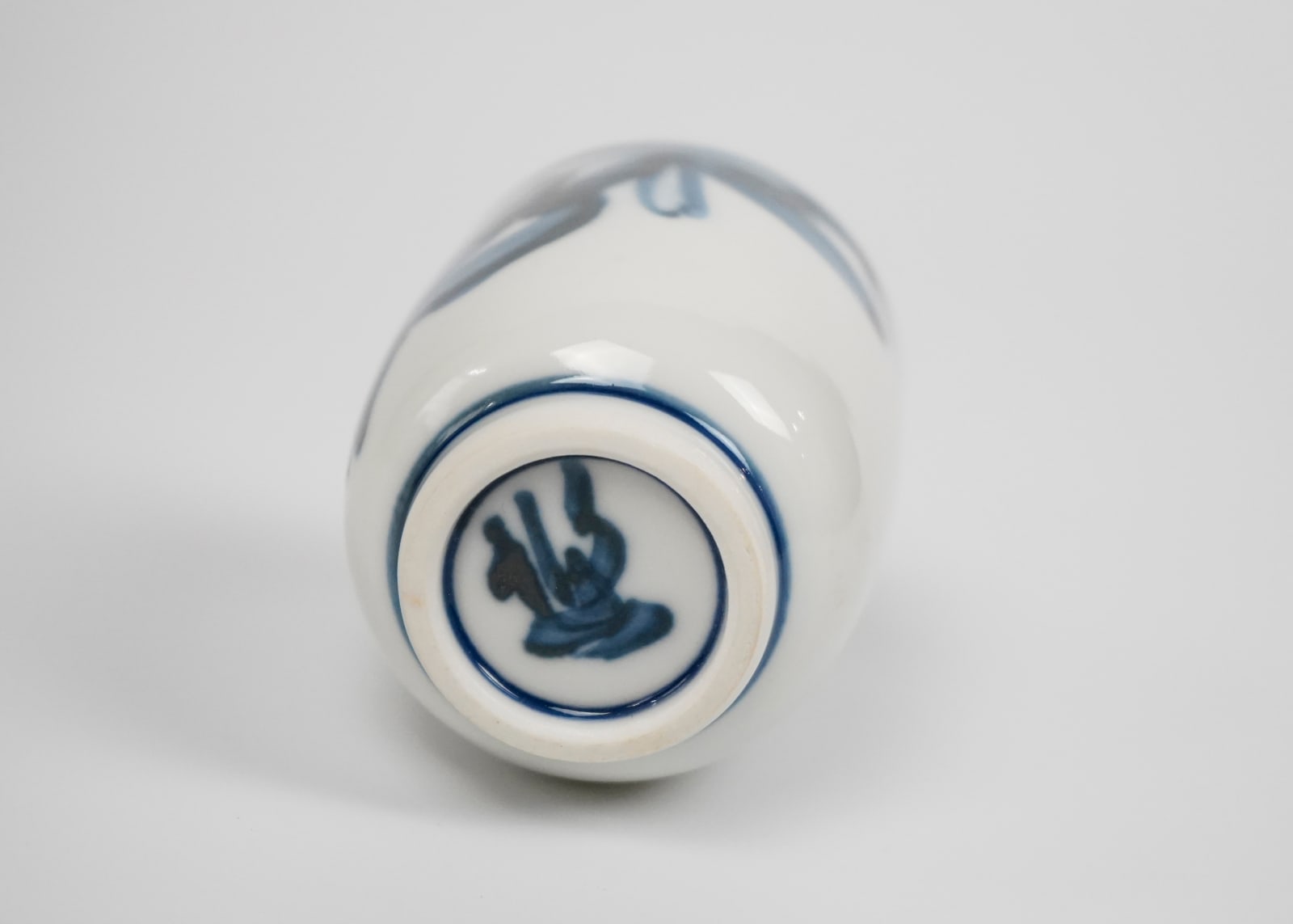 Kondo Yuzo 近藤悠三, Yunomi With Pomegranate Drawing 柘榴 湯呑