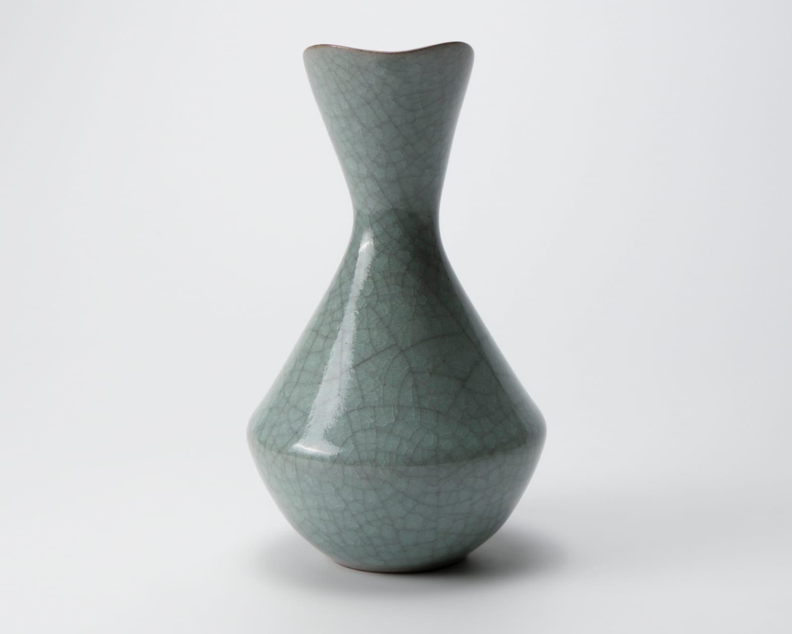 Yoshida Shuhei 吉田周平, Celadon spouted flower vase, 2023