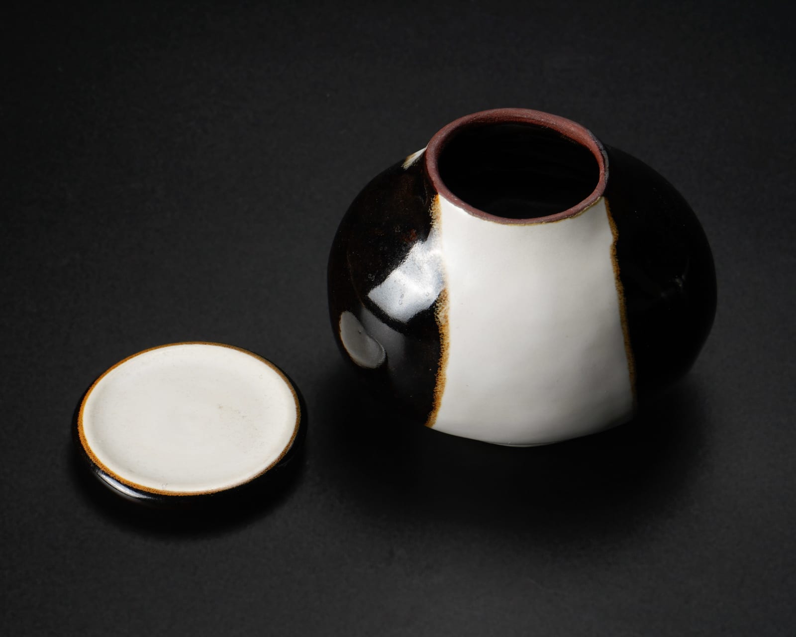 Yanagihara Mutsuo 柳原睦夫, "Eggplant" tea caddy with white glaze, 2010-2013